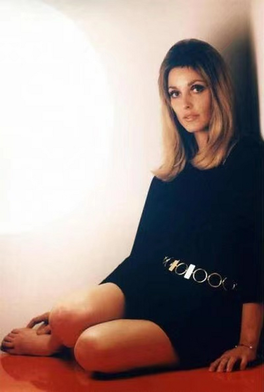 1968年,李小龙教好莱坞女星莎伦·泰特功夫 莎伦·泰特被认为是好莱坞