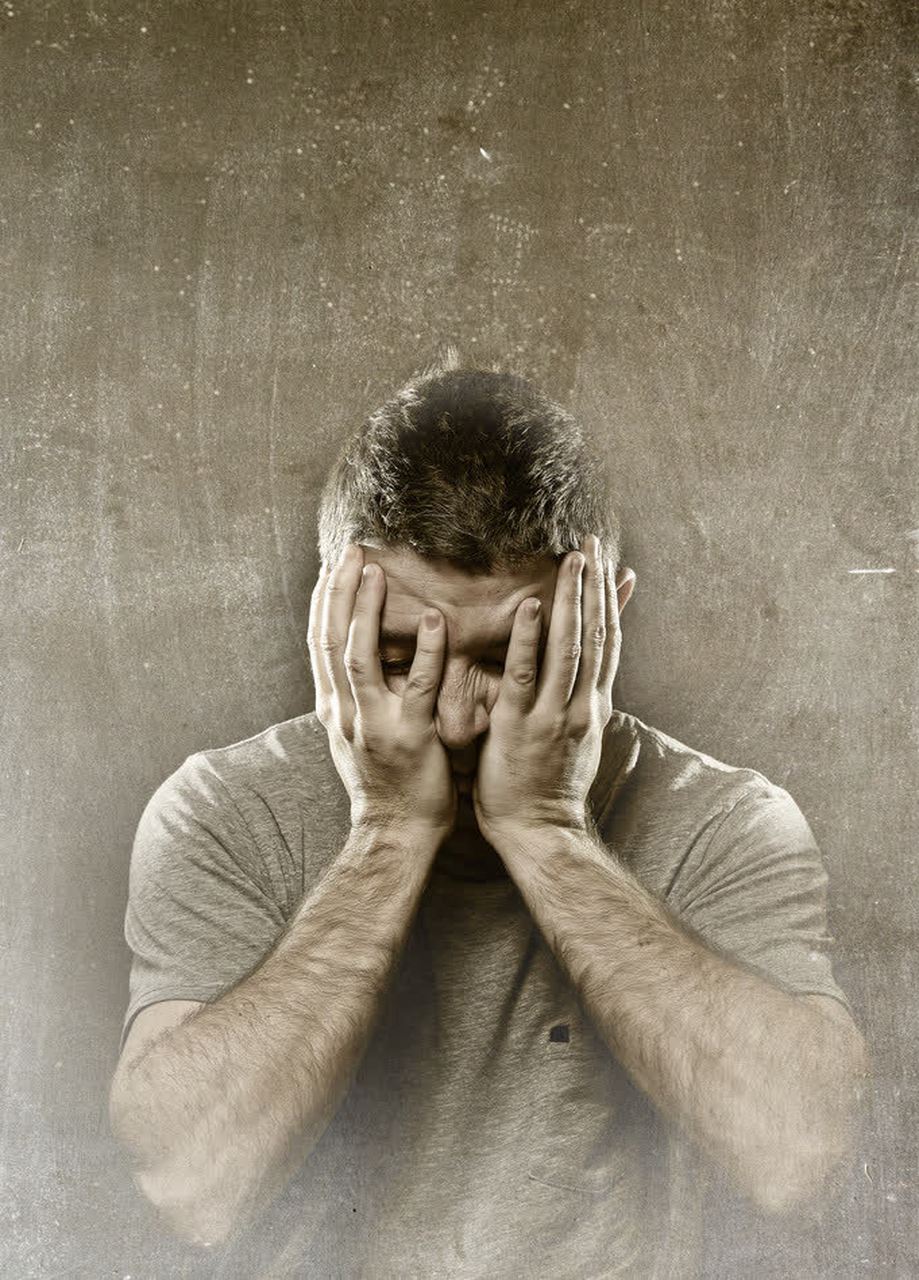 我头疼睡不着. 我想躺一会儿,但我实在受不了了.