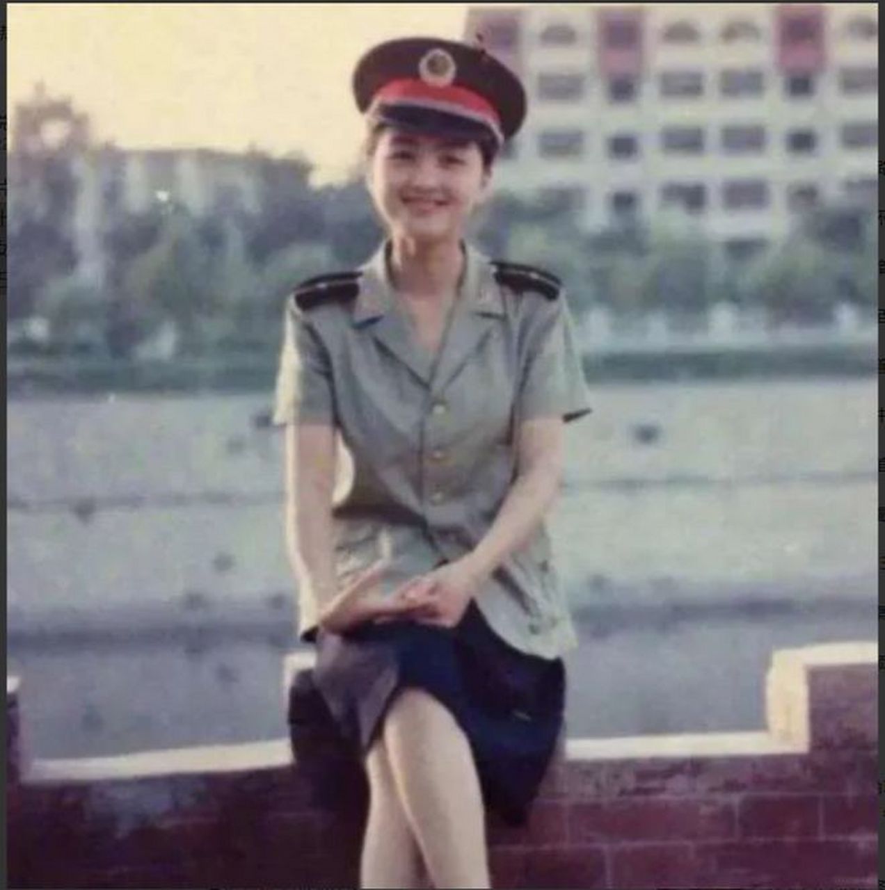 在上個世紀的九十年代,有一位身穿著87式軍裝的女軍人.