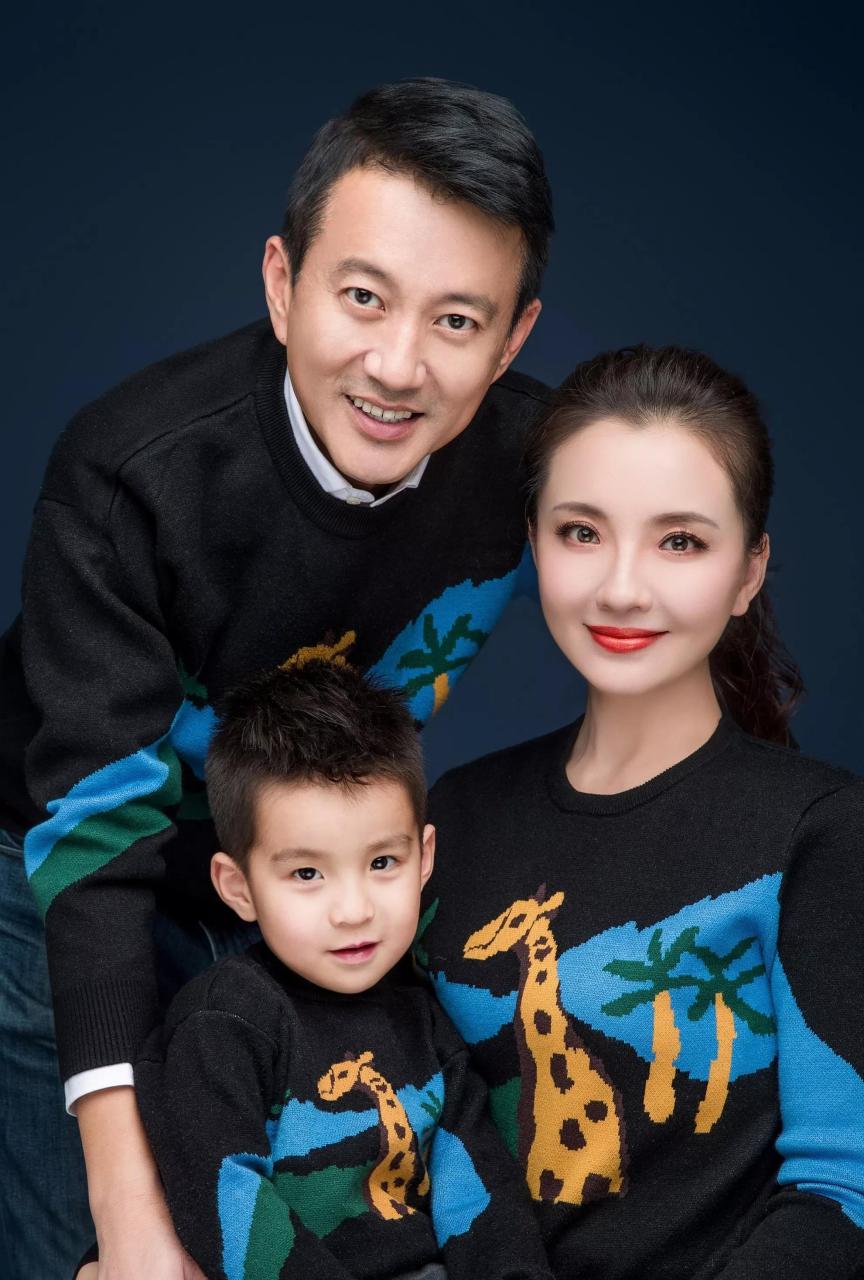孙茜蔡远航一家三口,儿子继承了父母的高颜值,长得帅气又可爱!