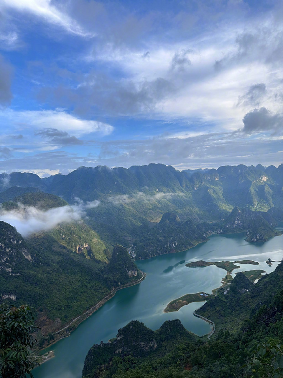 演员张馨予9月23日发布了在广西百色市凌云县浩坤湖游玩打卡照片,随后