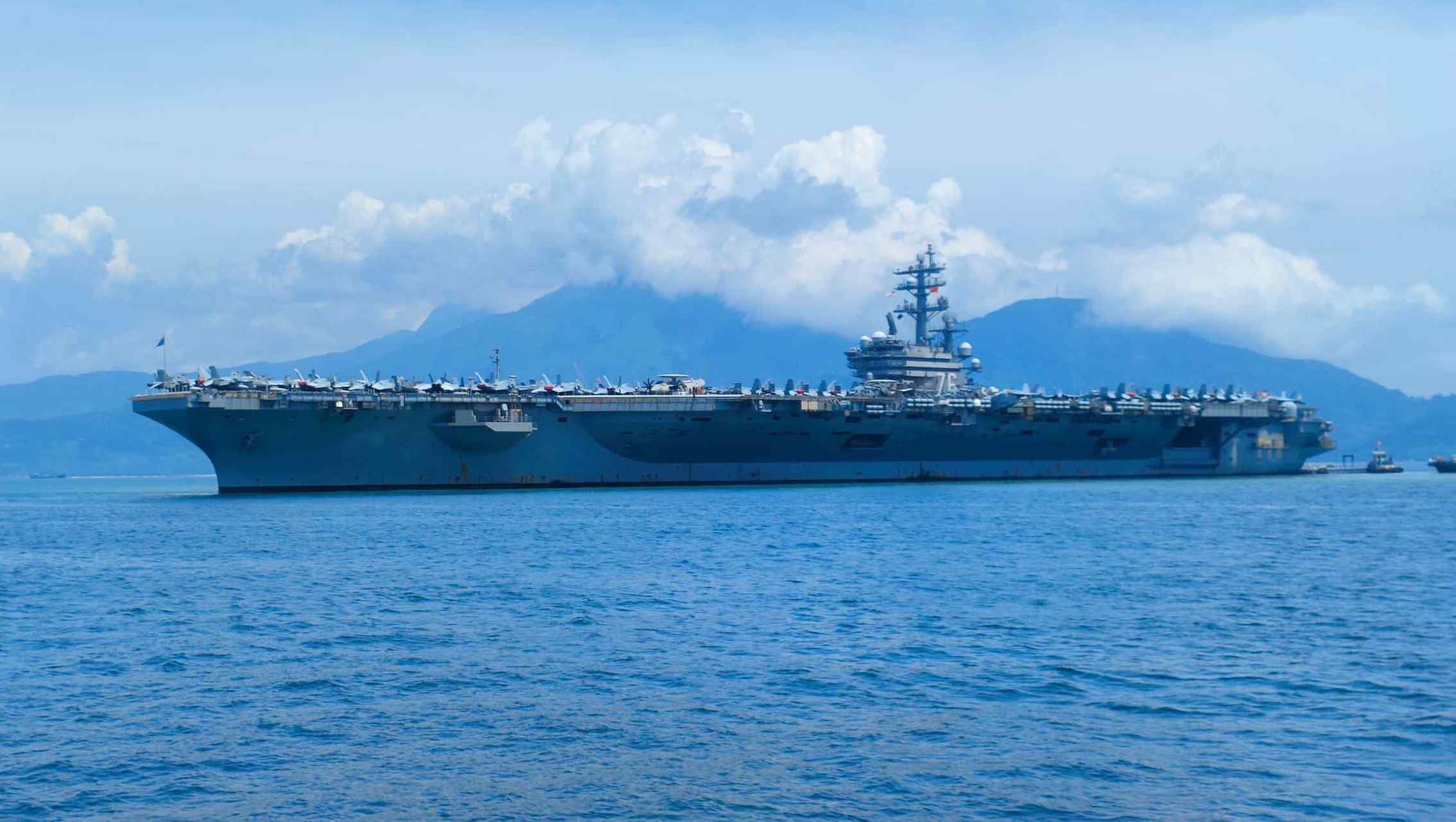 美国海军罗纳德61里根号航空母舰(cvn-76)和美国海军反导巡洋舰安提