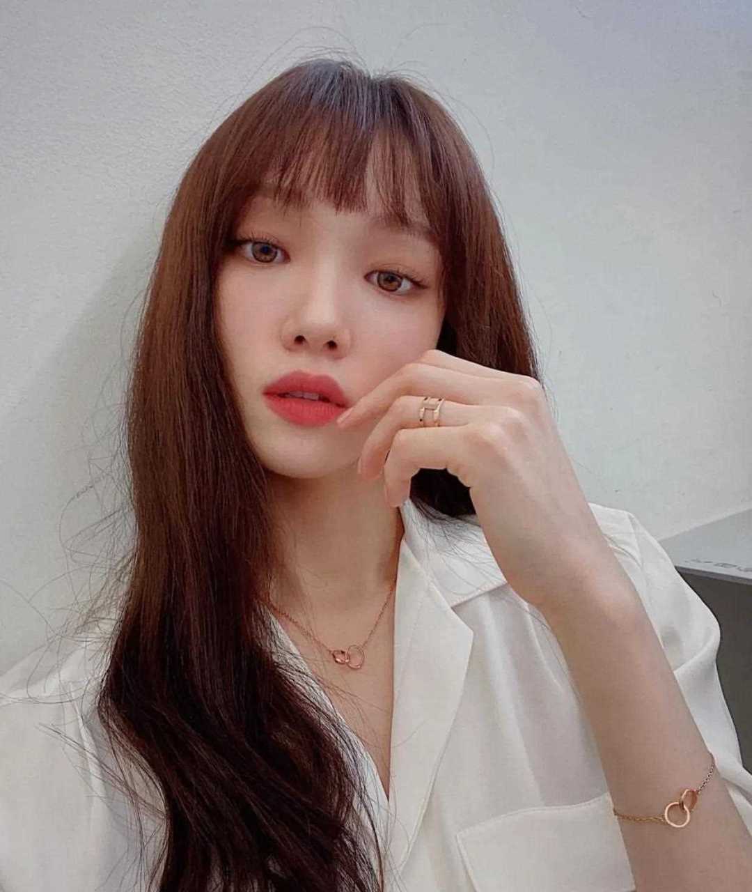 韩国齐刘海女明星大赏 图一:李圣经[不要啊] 图二:lisa[惊哭] 图三