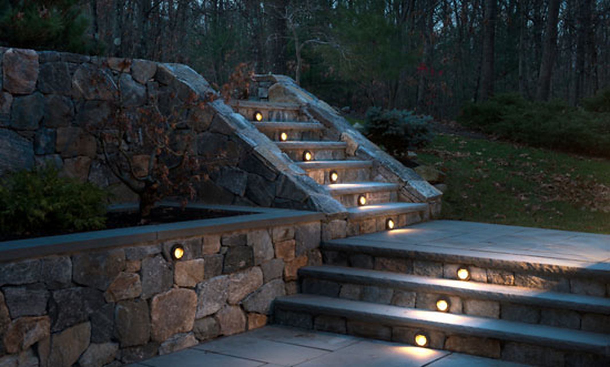 台阶灯原来可以这么漂亮,你选对了吗 一栋建筑中,阶梯往往只是附属品