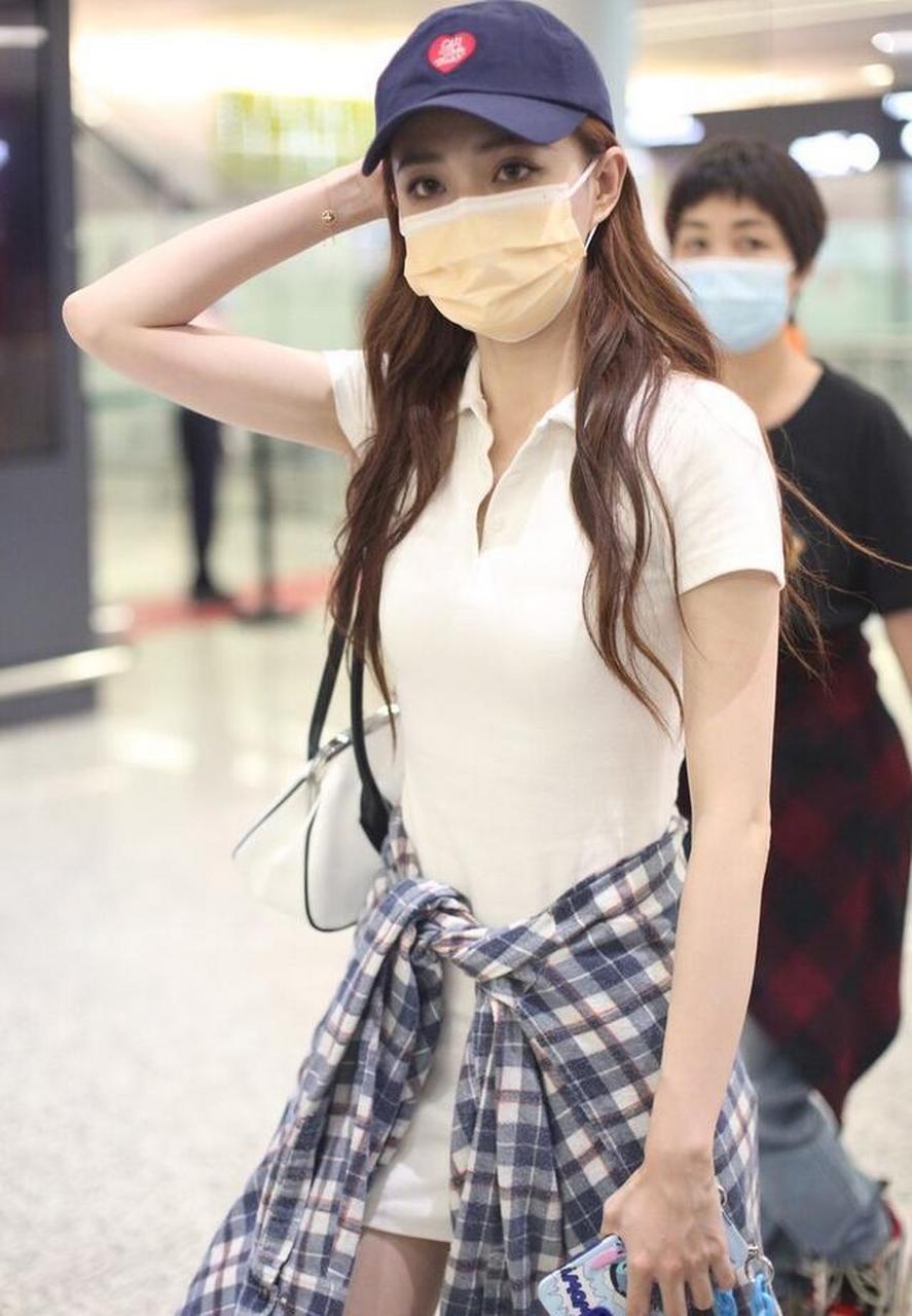 徐璐街拍:白色polo衫格纹半裙 celine小白鞋