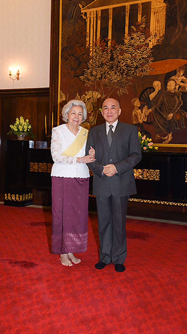 如今西哈莫尼国王和母亲莫尼列太后相依为命过日子,没有媳妇,没有孙子