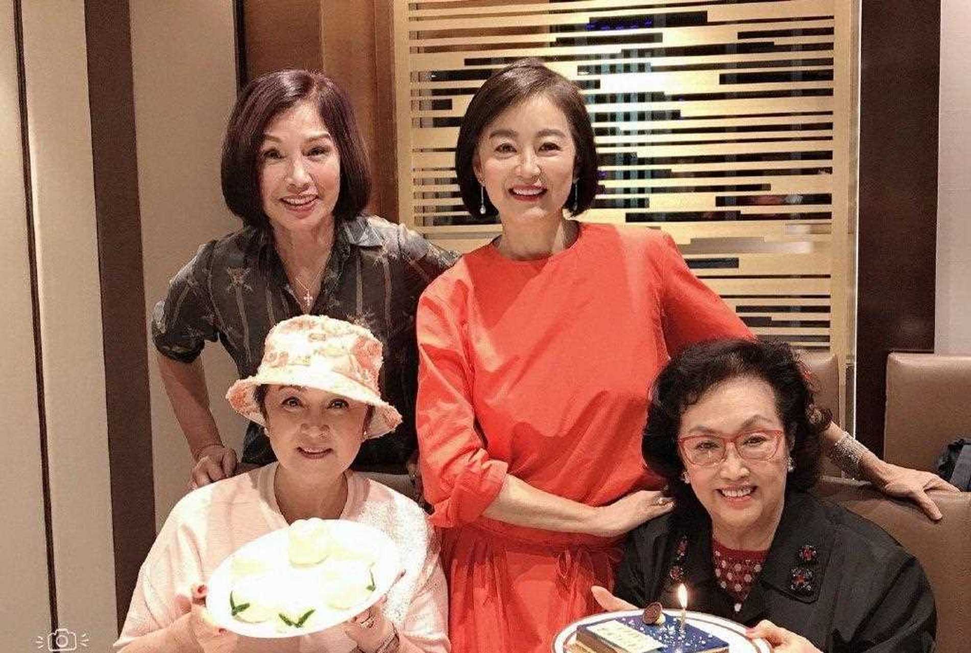 林青霞,甄珍,姚炜,邓小宇和汪曼玲一起预祝香港演员葛兰88岁生日.