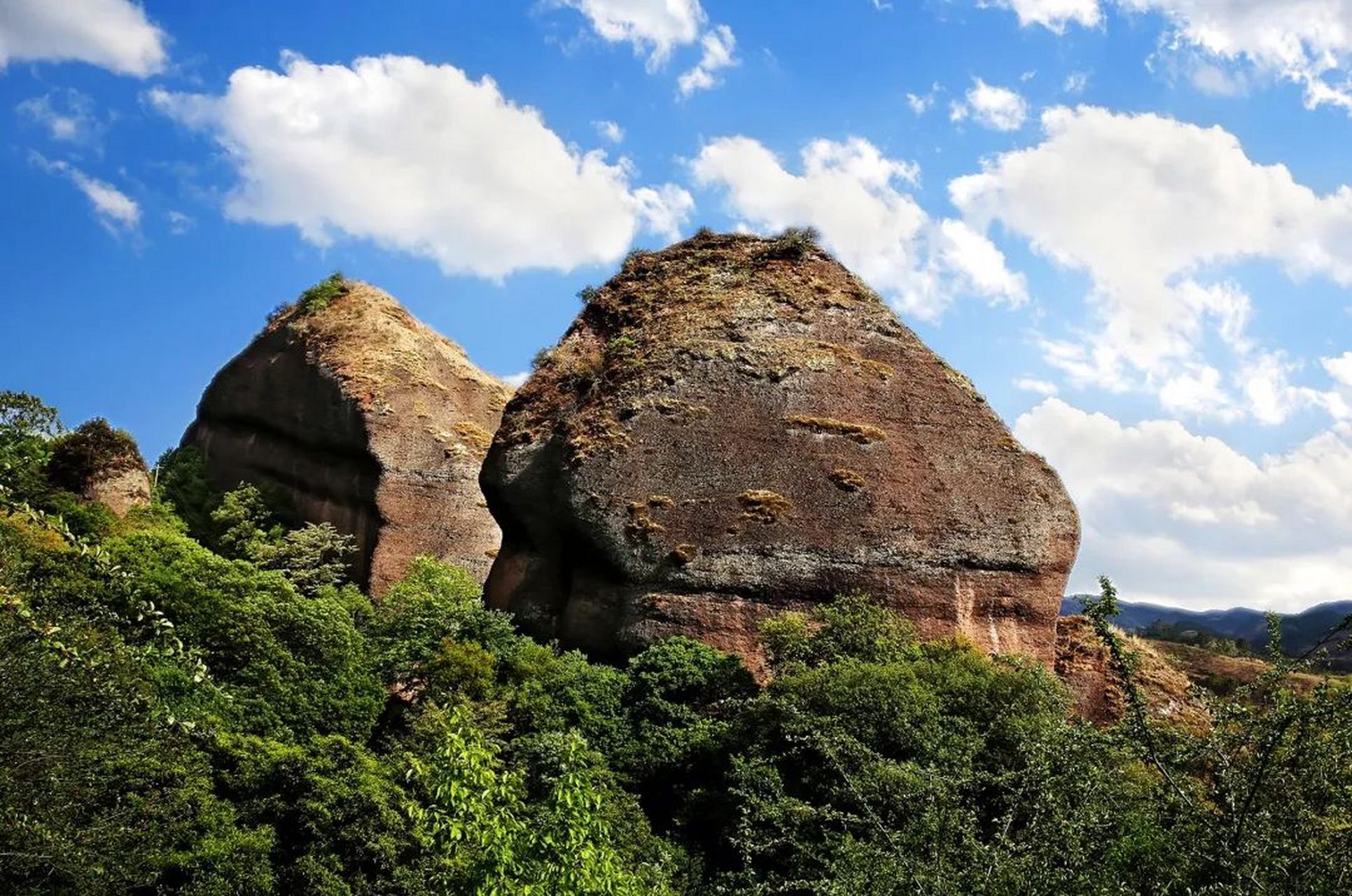 公母山,位于盐源县城西南5公里处,因为有两块独特的地貌——公石和母