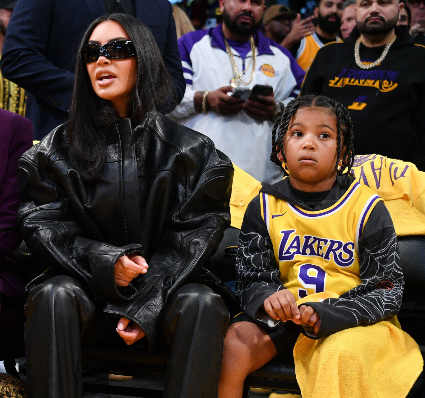 金卡戴珊带着儿子saint,和卡戴珊太后kris及男友corey,一起在场边观看