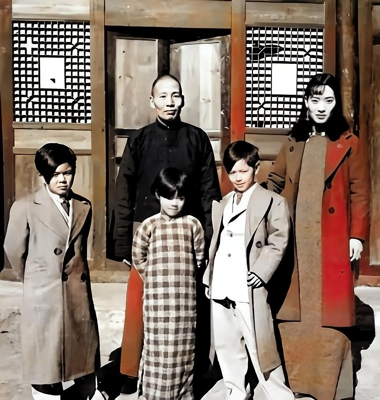 20世纪30年代的上世纪,西康山之王刘文辉与妻子和孩子合影.