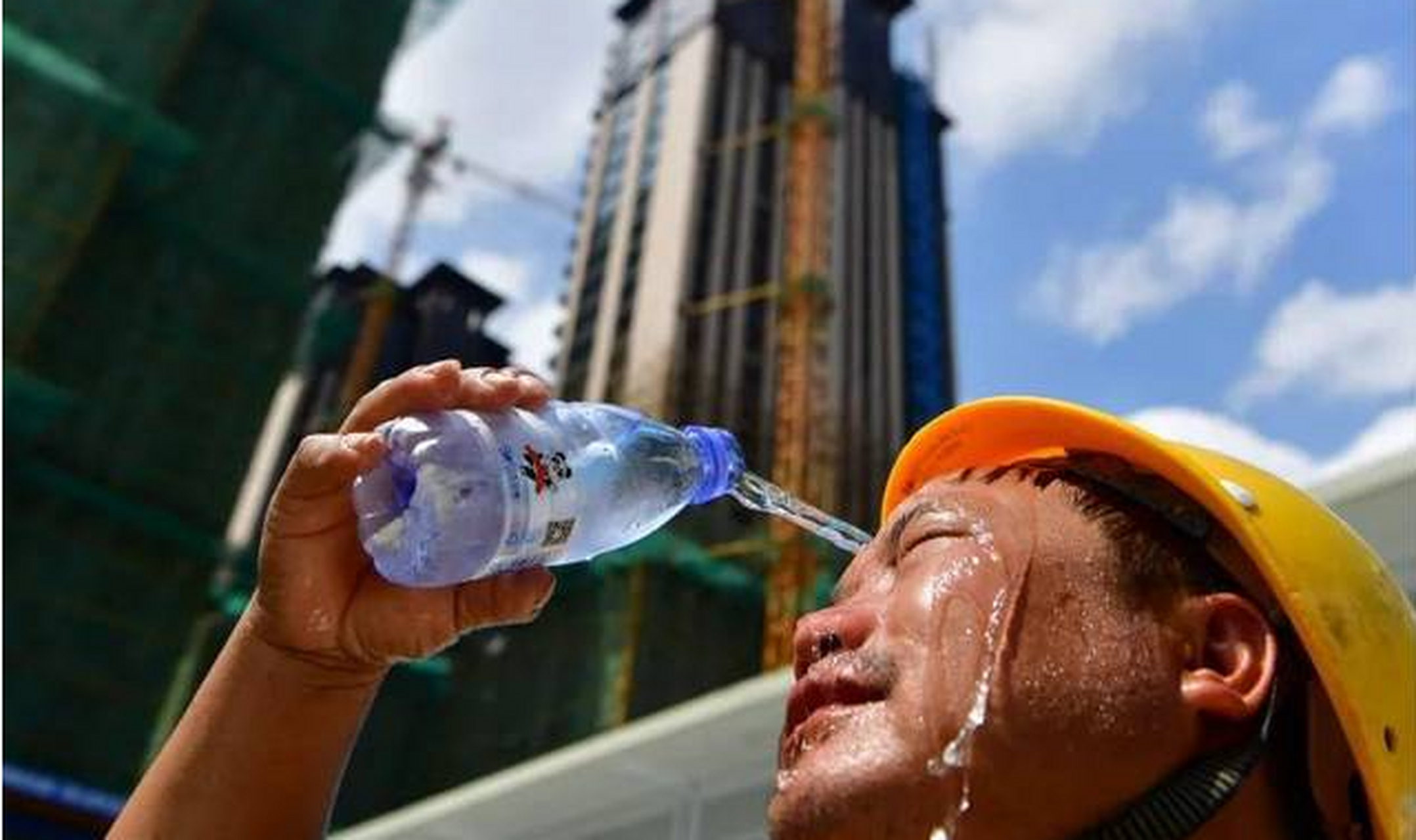 中国极端高温天气影响引法媒关注 参考消息网7月4日报道法国《快报》