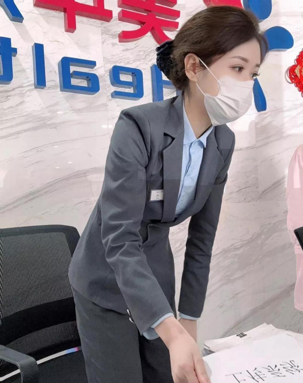 公司新来的前台小姐姐  一看就是气质美女,  皮肤白嫩 眼神迷人  虽然