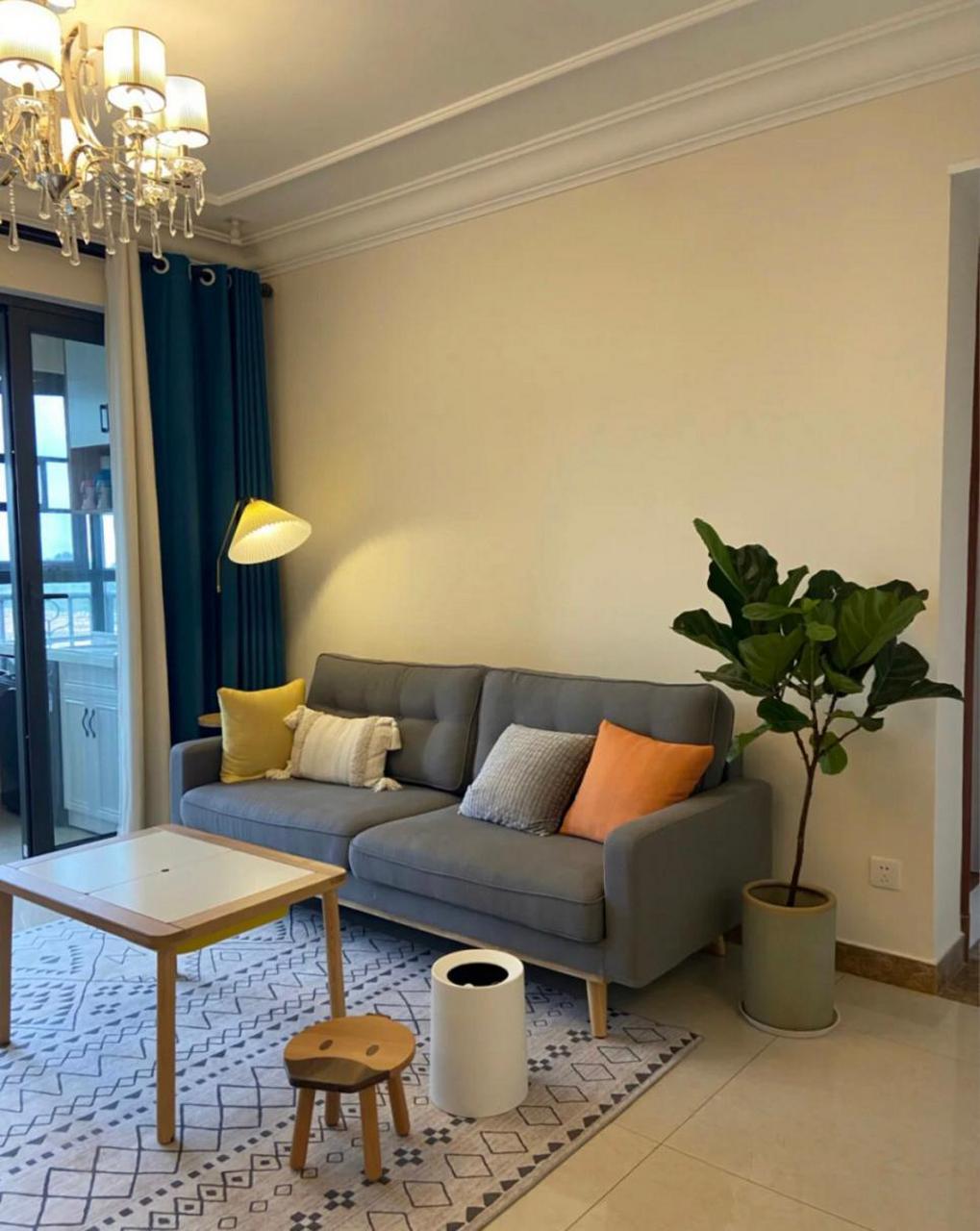 恒大精装房,没有做任何变化,布置了家具家电和衣柜等,效果也就很喜欢