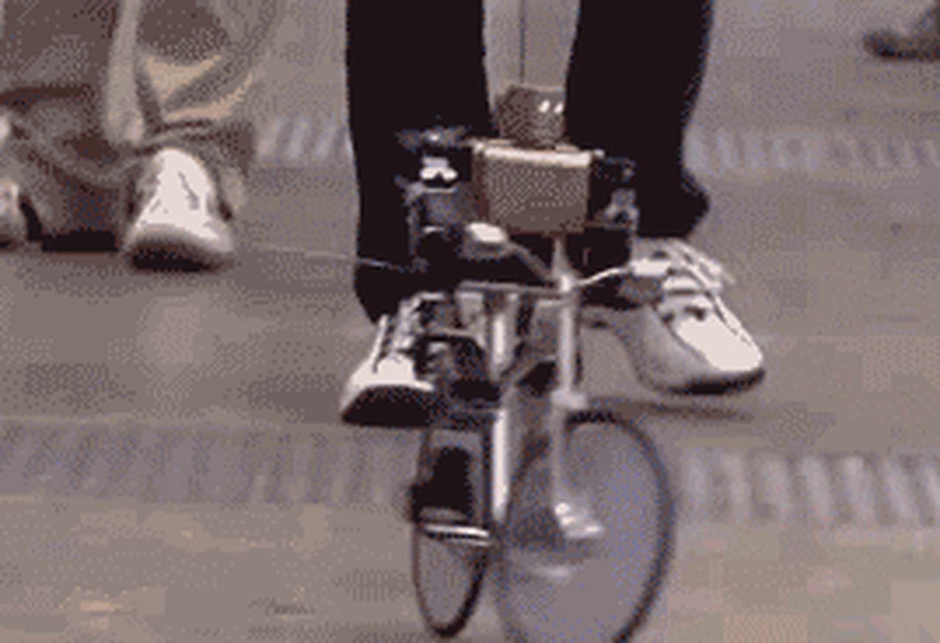 搞笑gif动图:看第二张,帅气的脚刹