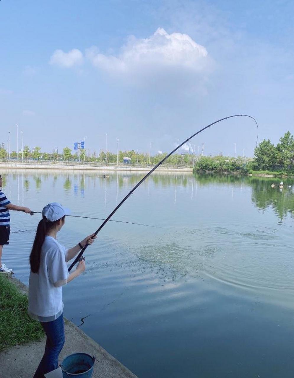 黑坑釣魚太沒意思了,連美女也能連竿上大魚[笑哭]