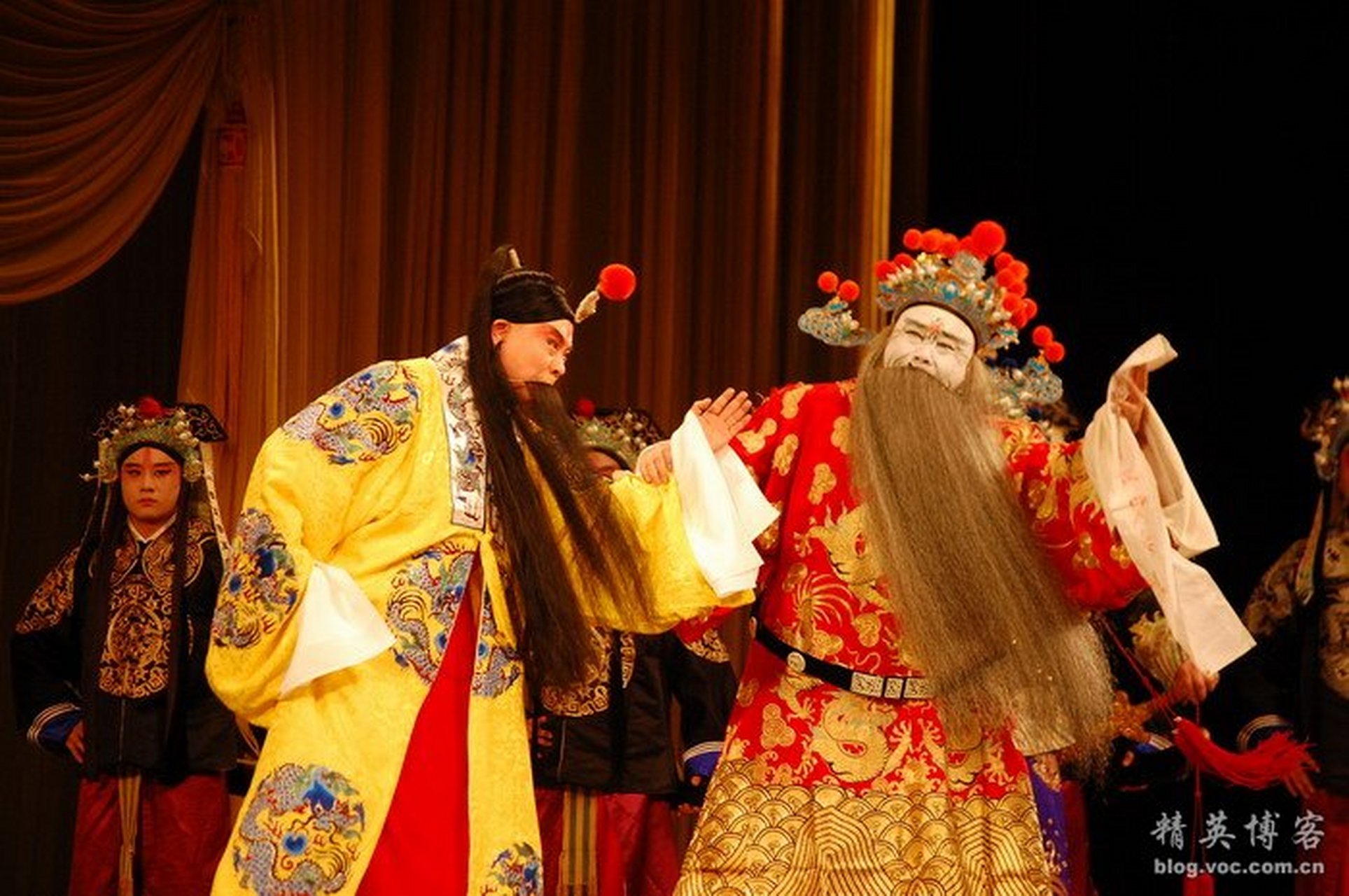 【甩发功】 甩发功是戏曲表演的基本功之一,习称"耍甩发".