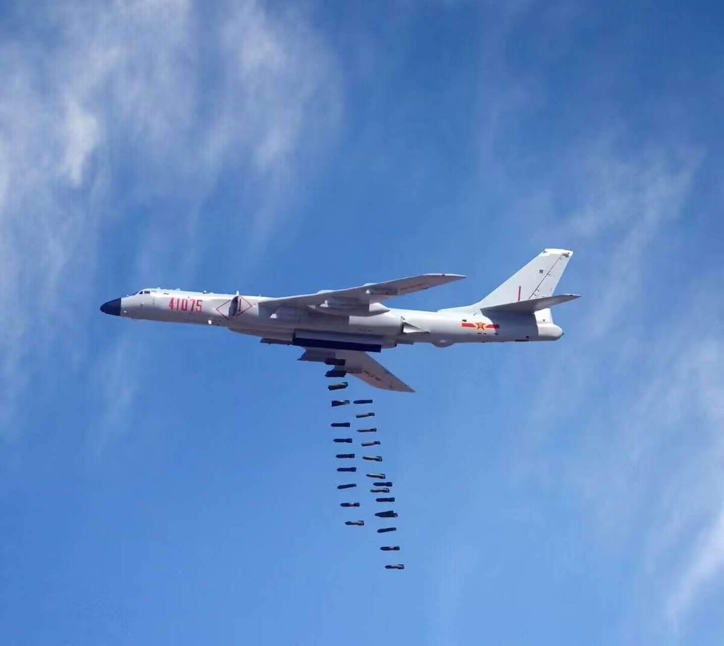 我国空军的轰-6k轰炸机虽然可以对地使用空对地导弹对地攻击,不过也