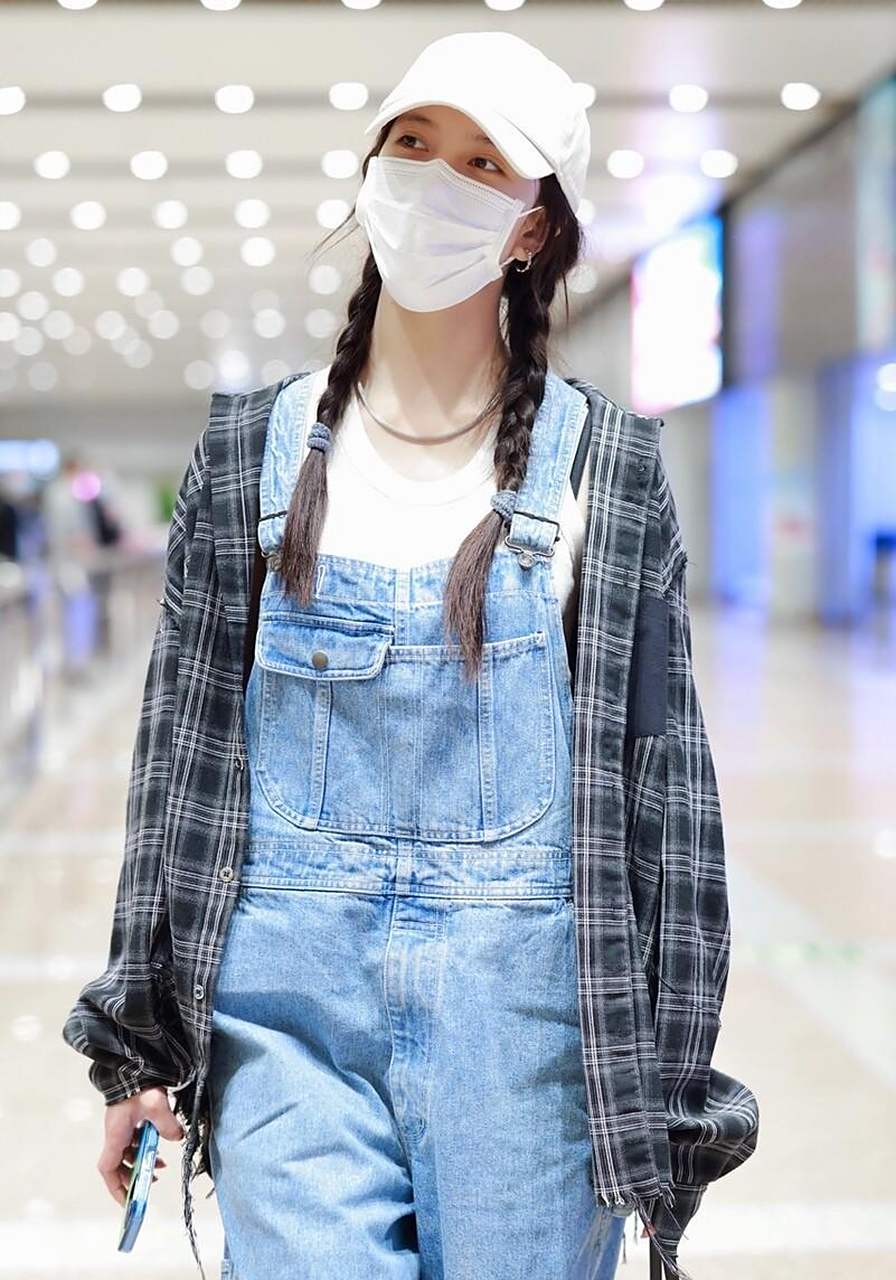 宋妍霏机场街拍,牛仔背带裤 格纹衬衫 棒球帽 麻花辫可爱青春
