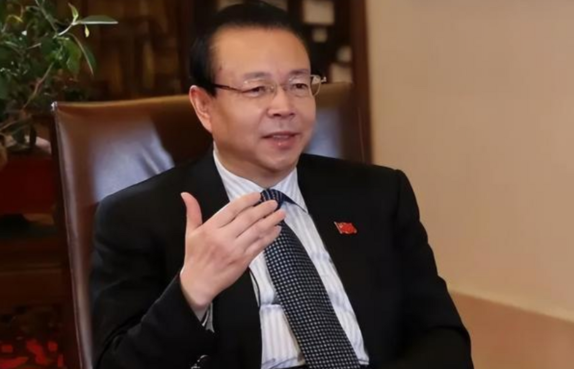 金融巨贪赖小民,情人无数,名下一百多处楼房.