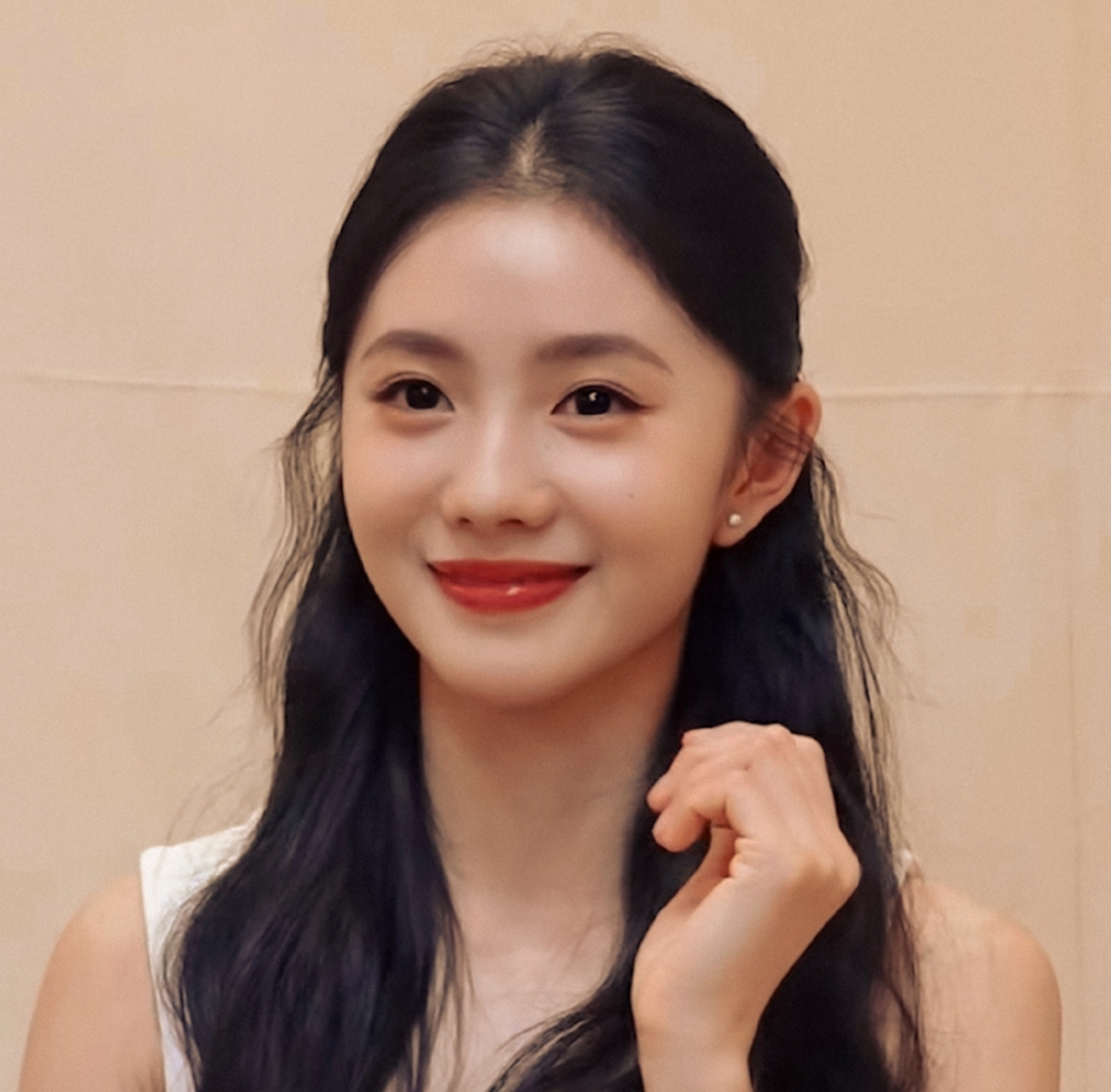 颜如渥丹,螓首蛾眉的#刘浩存# 清纯甜美,眼神拉丝,冰清玉洁,秋水伊人.