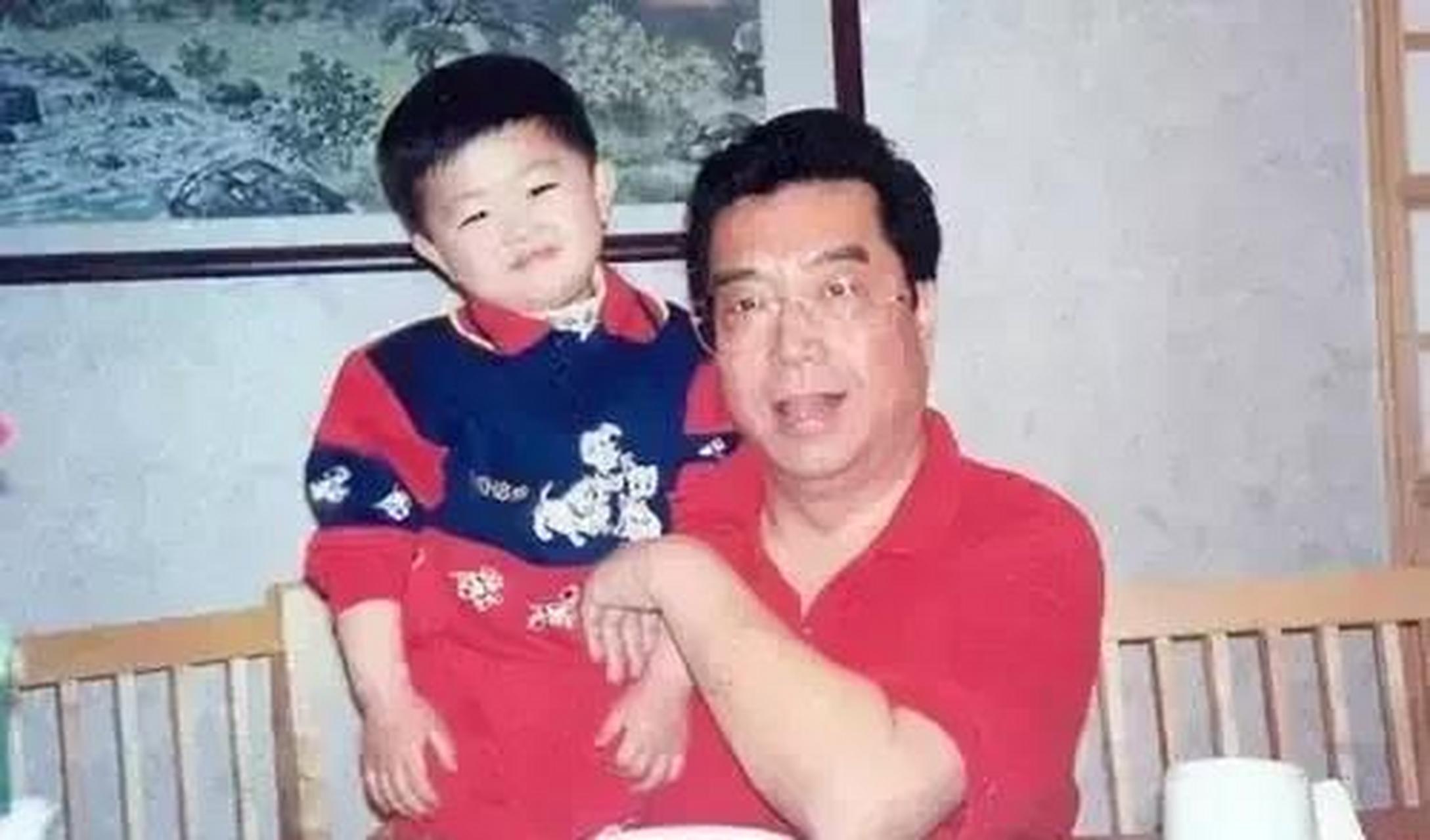 2011年,15岁的李天一开着宝马回小区时,在门口与一位车主产生了争执