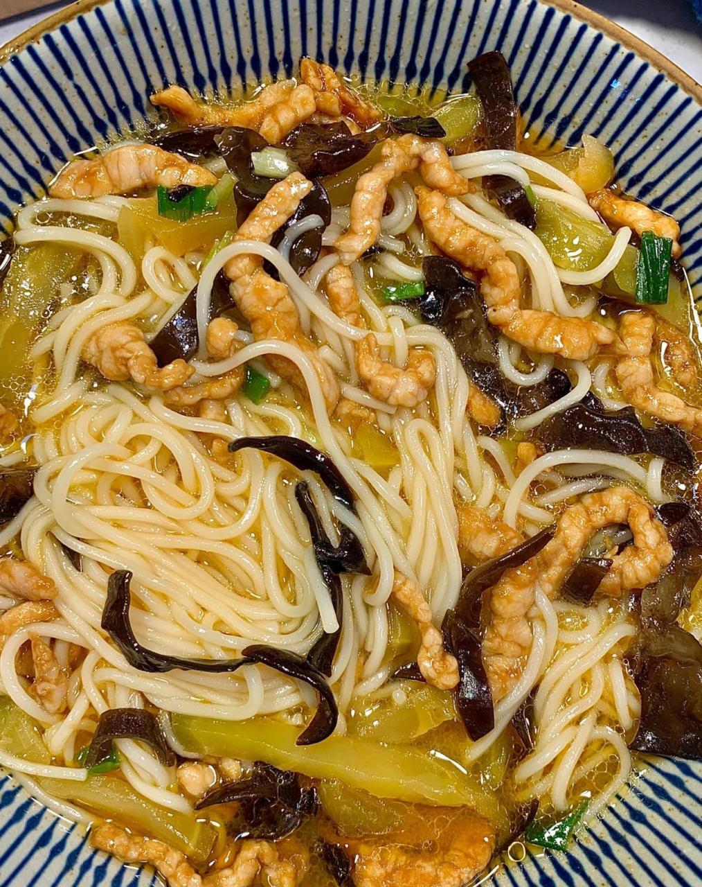 开饭啦～我今天吃的妈妈做的榨菜肉丝面7515 没有吃过这碗面的