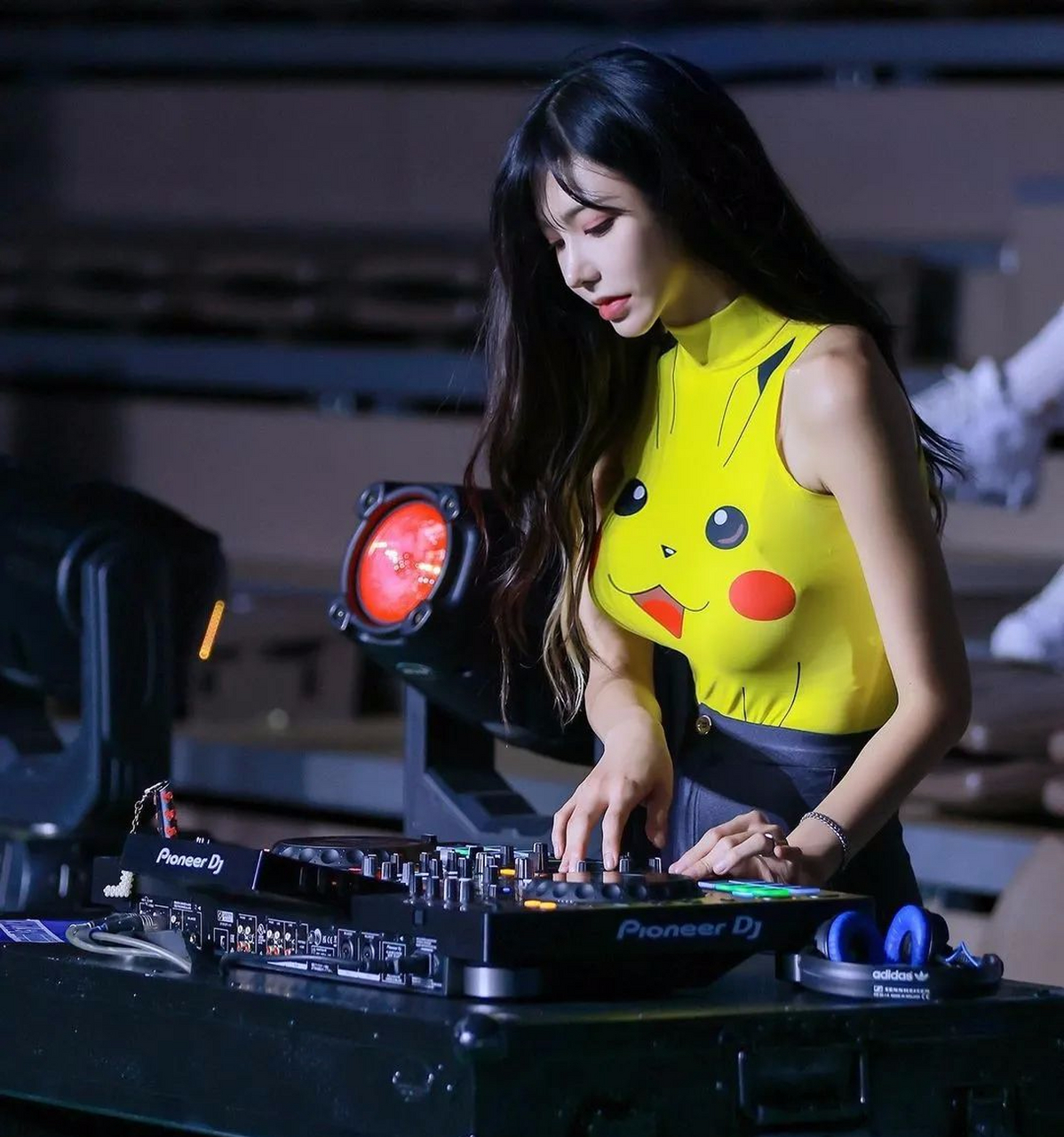 时尚个性穿着前卫的韩国夜场dj打碟美女(套图一)#美女# #气质美女