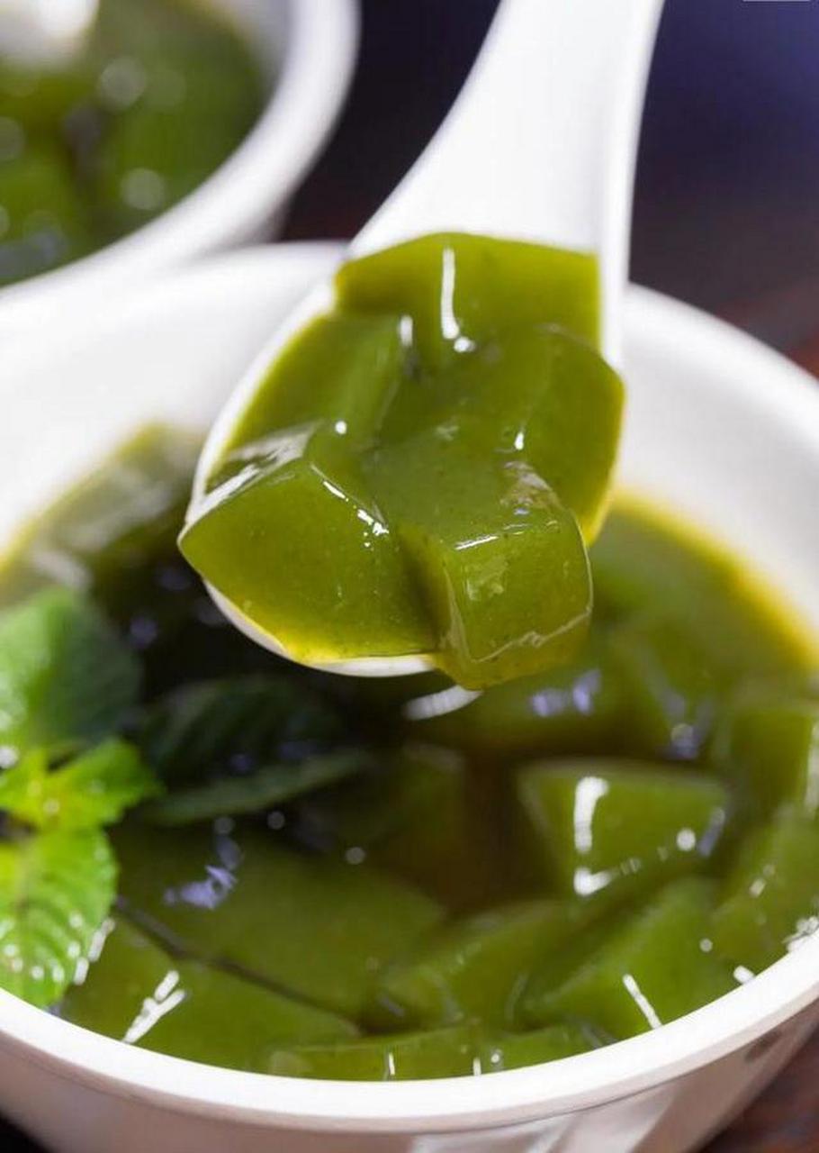 凉粉草制作考究,用料独特,凉粉既能"解渴",也可"下菜".