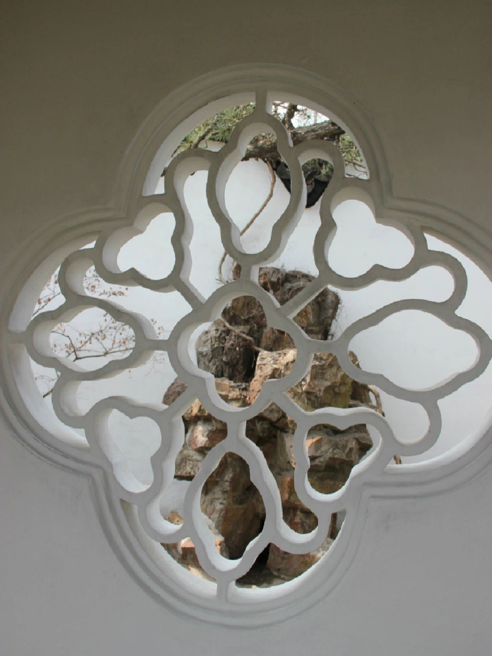 江南园林建筑中独特的建筑形式 漏窗,俗称漏花窗(即有部分空透的墙窗)