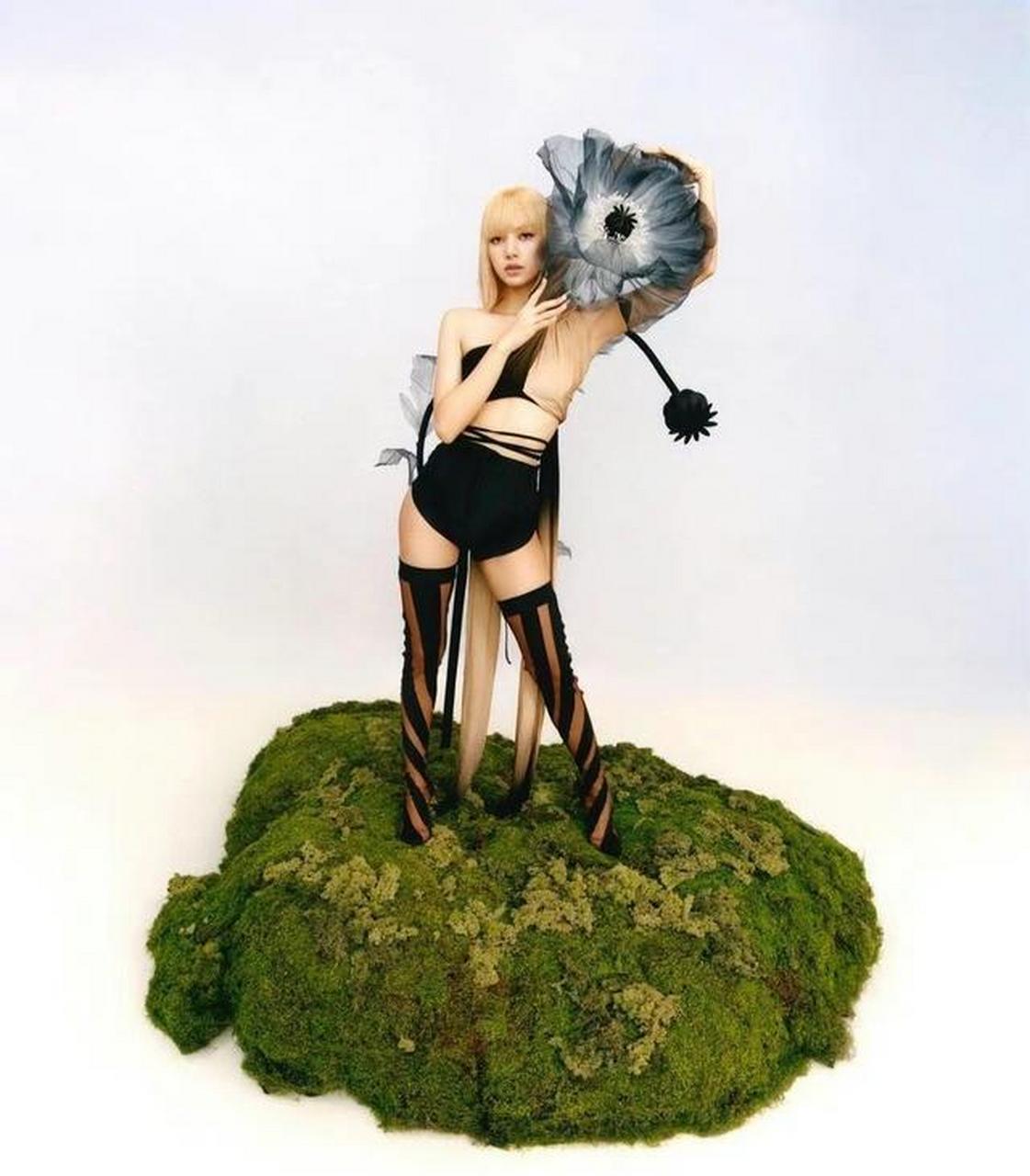 不服不行!lisa拍写真表演大长腿劈叉,简约风也能凹出高级感