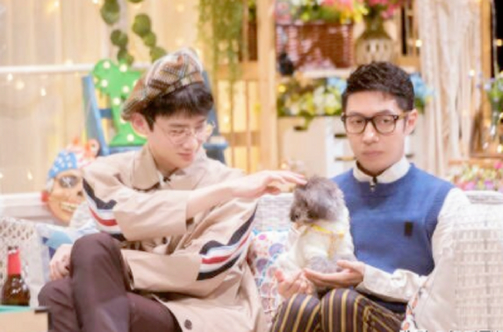 撒贝宁正坐在那里化妆,白敬亭走过来,拍了一下撒贝宁的脑袋,说:"一大