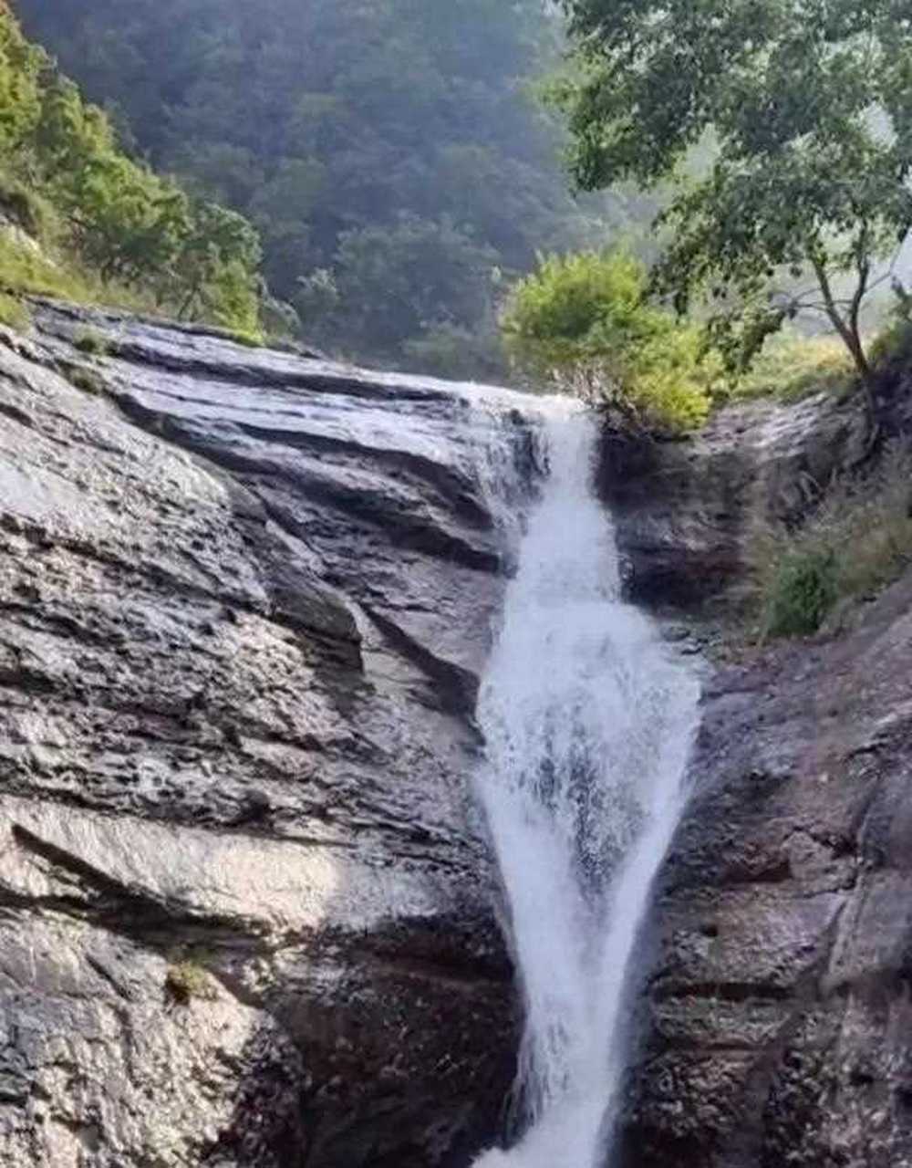 蔚县藏在深山里的阁上村,因拥有九条瀑布而闻名,这里的美景吸引来了