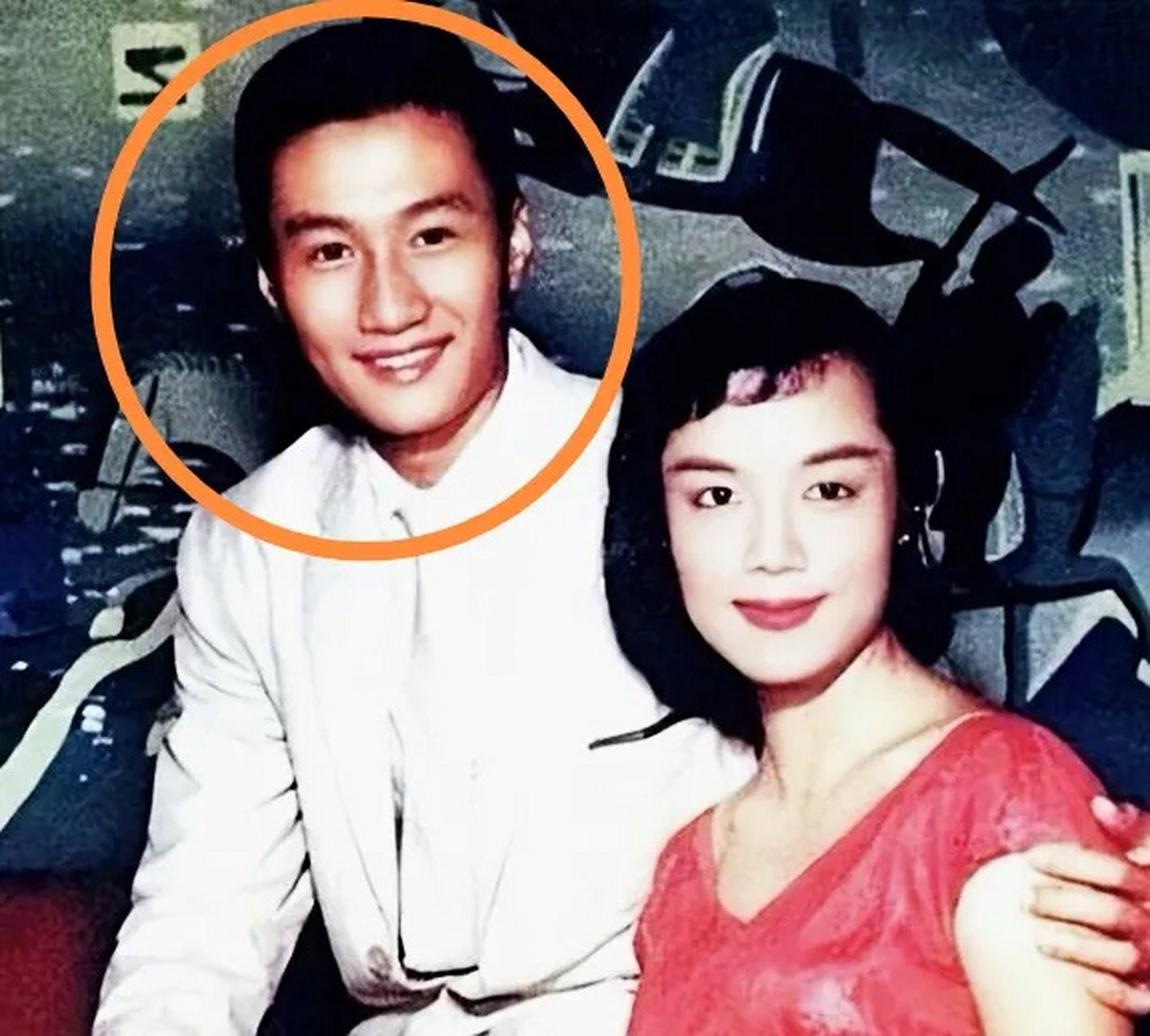 谢贤年轻时候是真的帅,个子还高,比那矮黑油腻的儿子帅多了