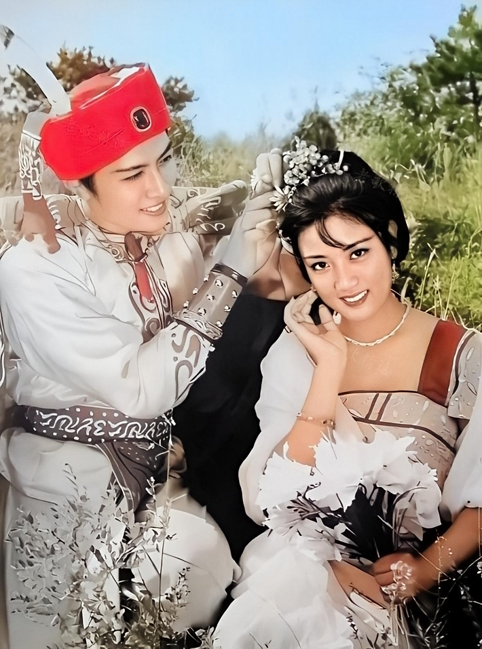 演《孔雀公主》的李秀明太美了.他旁边的奶油男孩是谁?