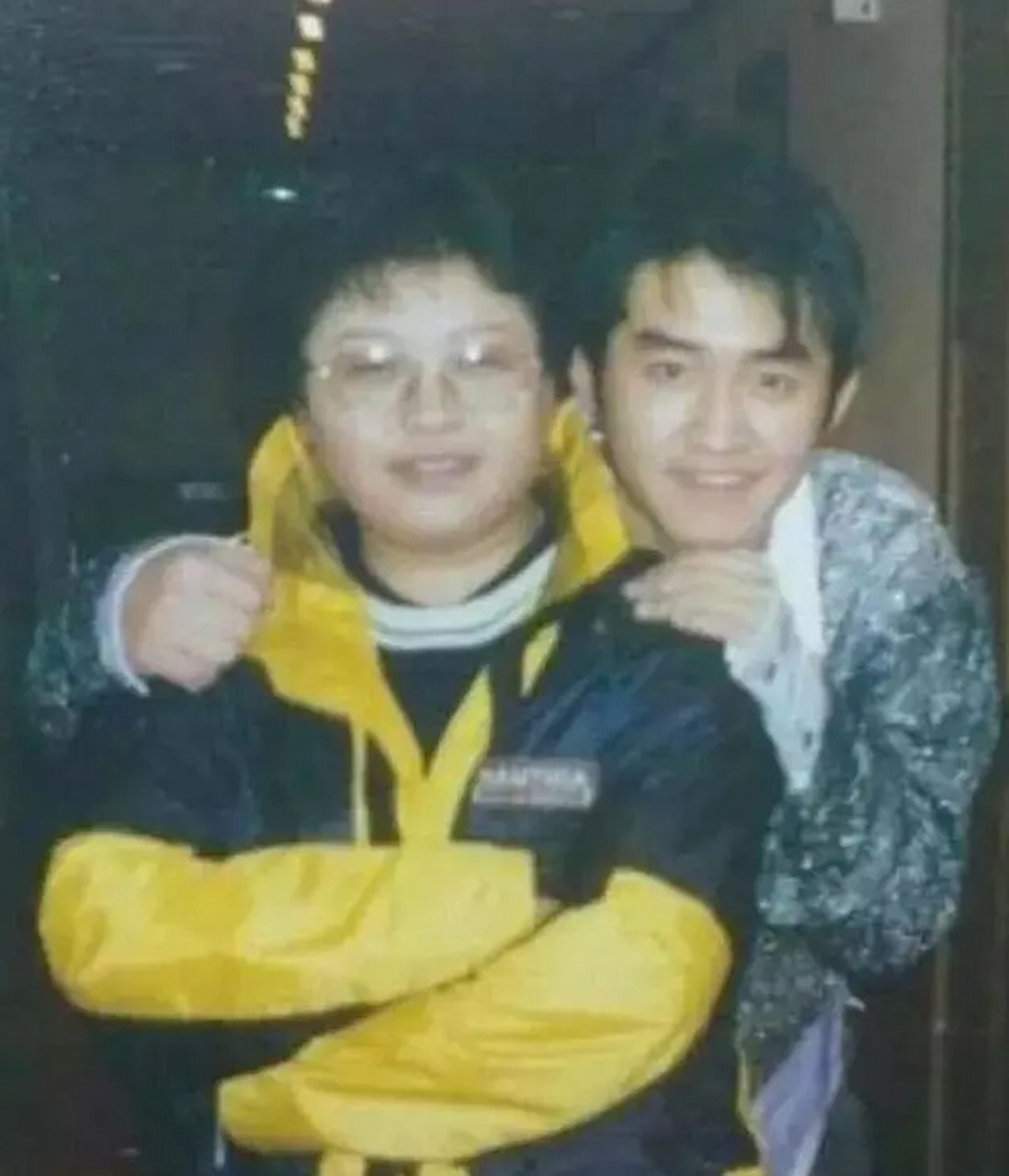 但是值得肯定的是,韩红绝对爱过李延亮,当时在台上韩红看李延亮的眼神