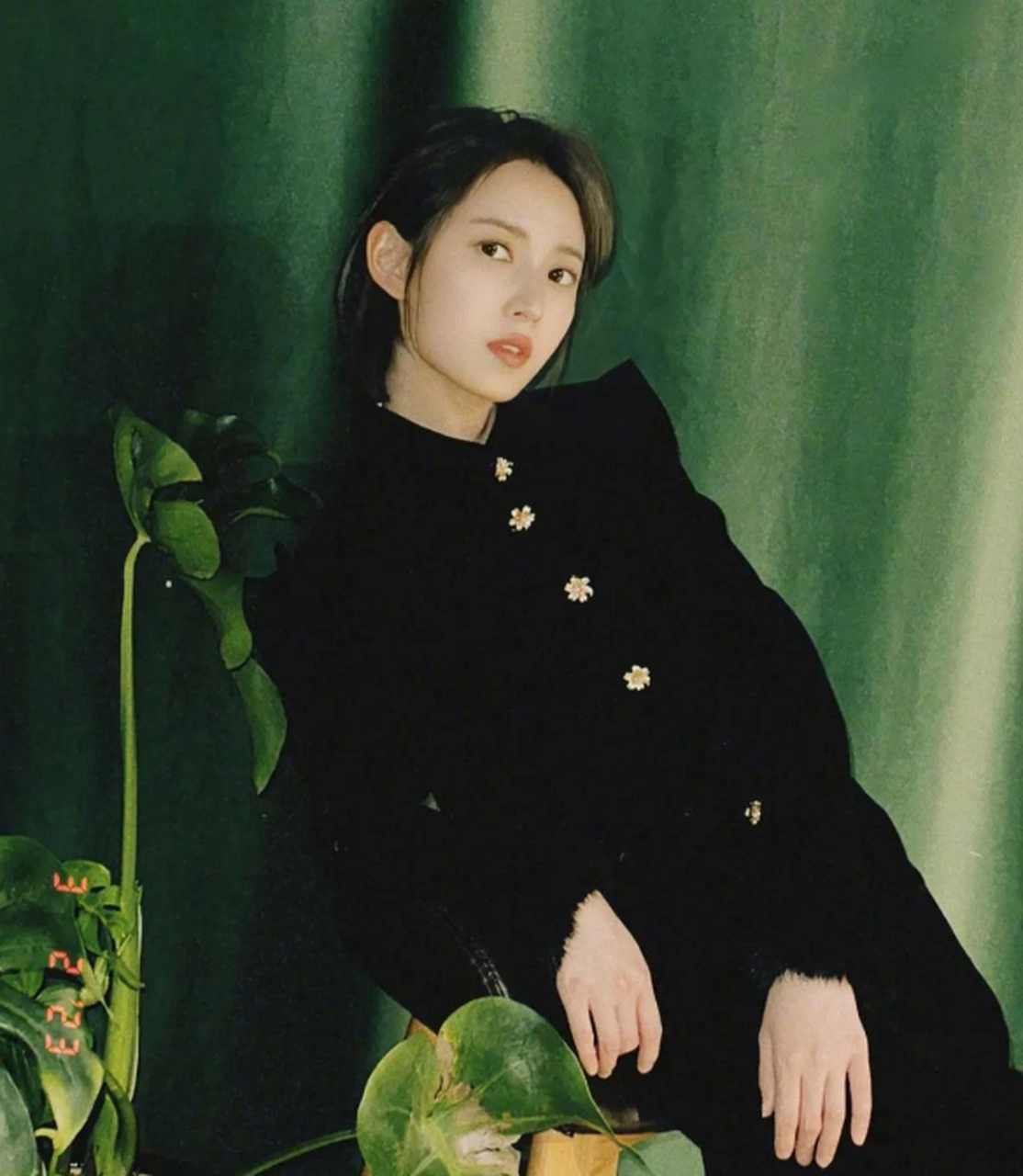 陈钰琪一身黑色穿搭,又美又酷,御姐范十足!