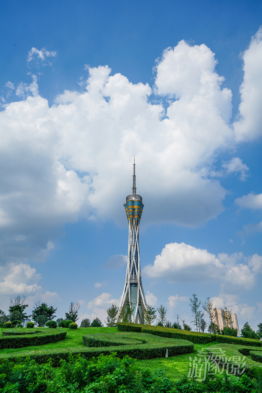 顶部桅杆天线高达120米,总高度为388米,现为郑州最高建筑