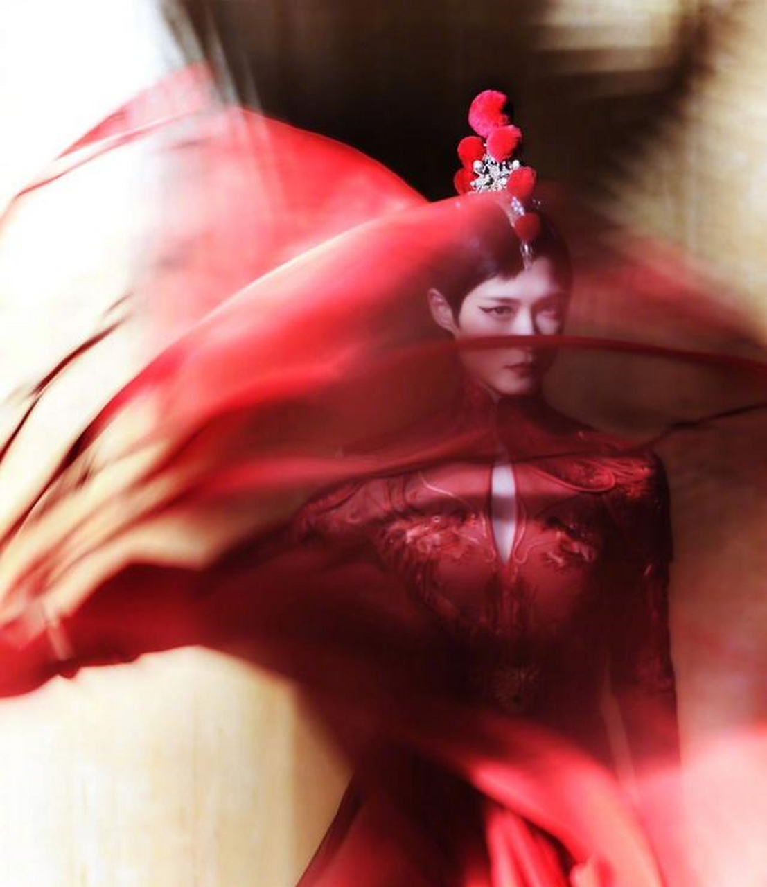 李宇春央视春晚《山水霓裳》舞台造型,华美又精致,极具东方美韵