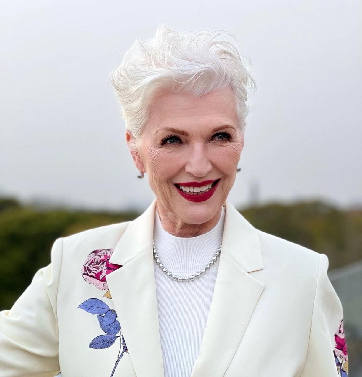 74岁的maye musk开启了中国行,并在广州,厦门,成都,苏州等多地留下