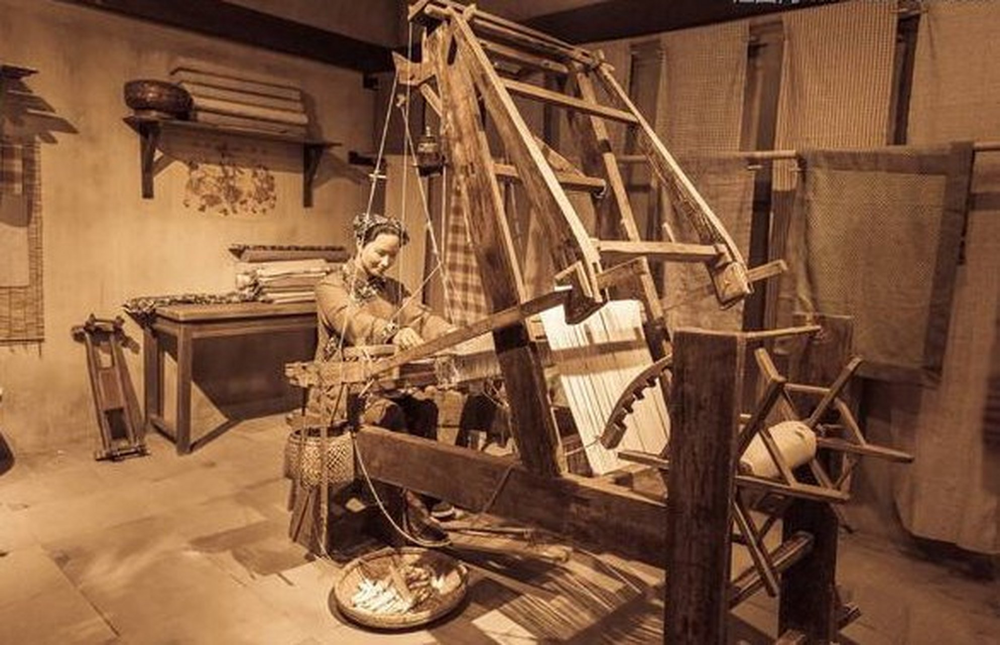 各种类型的纺织机: "1.纺坠 纺坠是中国历史上最早用于纺纱的工具,它