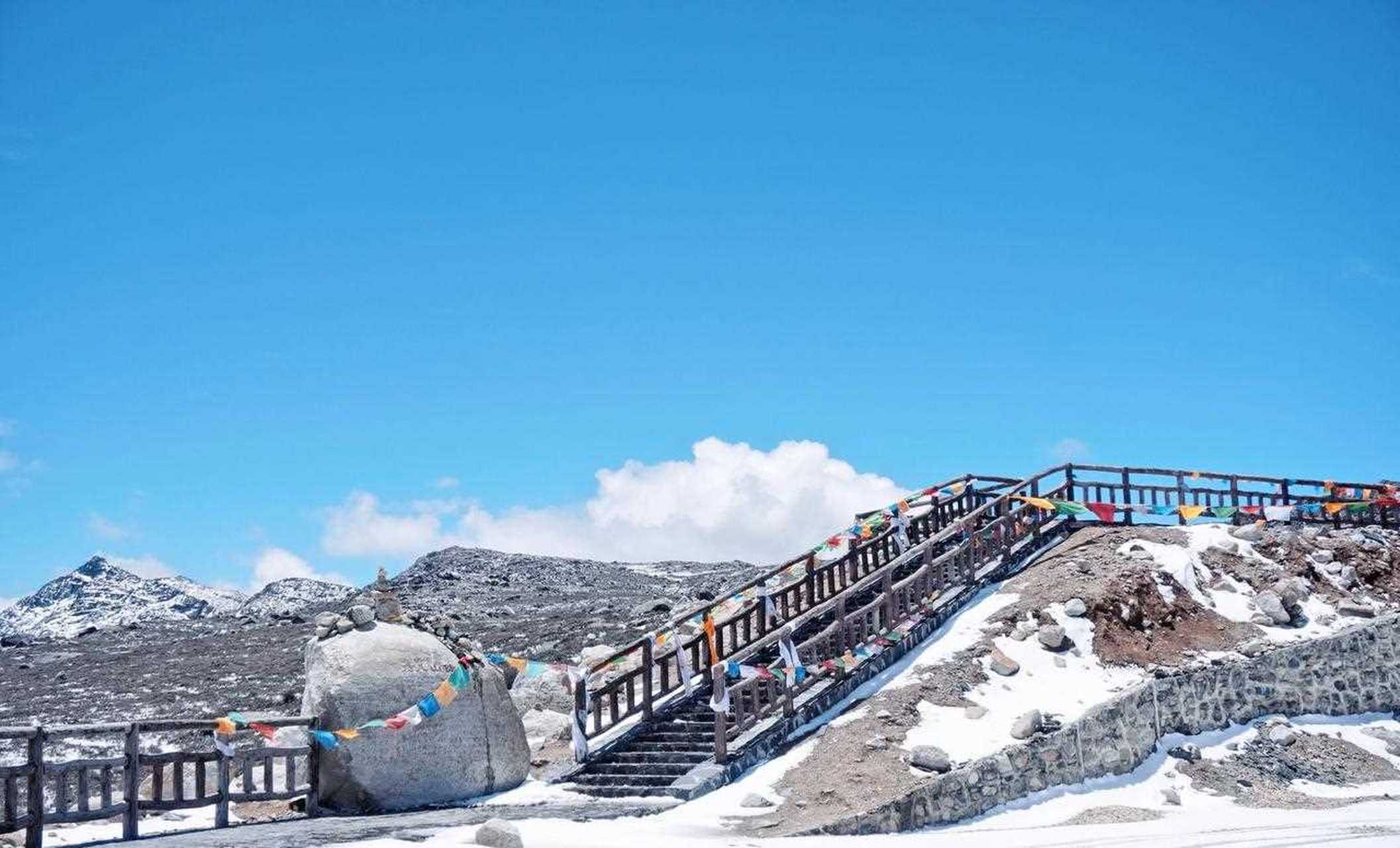 兔儿山位于四川省甘孜藏族自治州理塘县海子山自然保护区北部,是理塘