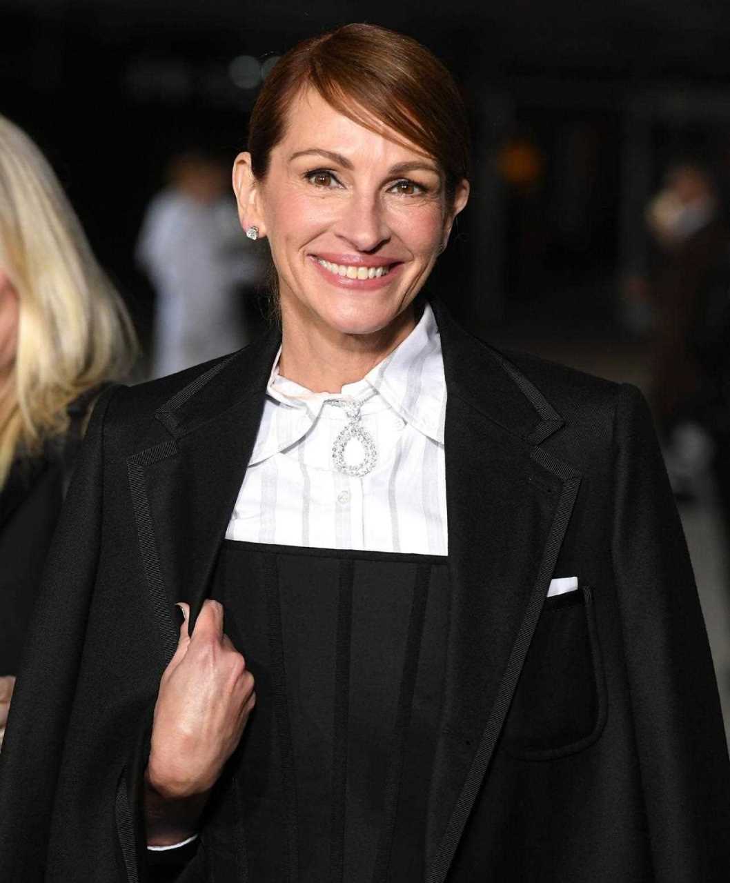 54岁的茱莉亚罗伯茨穿一袭黑色礼服,参加美国电影学院博物馆庆典活动.