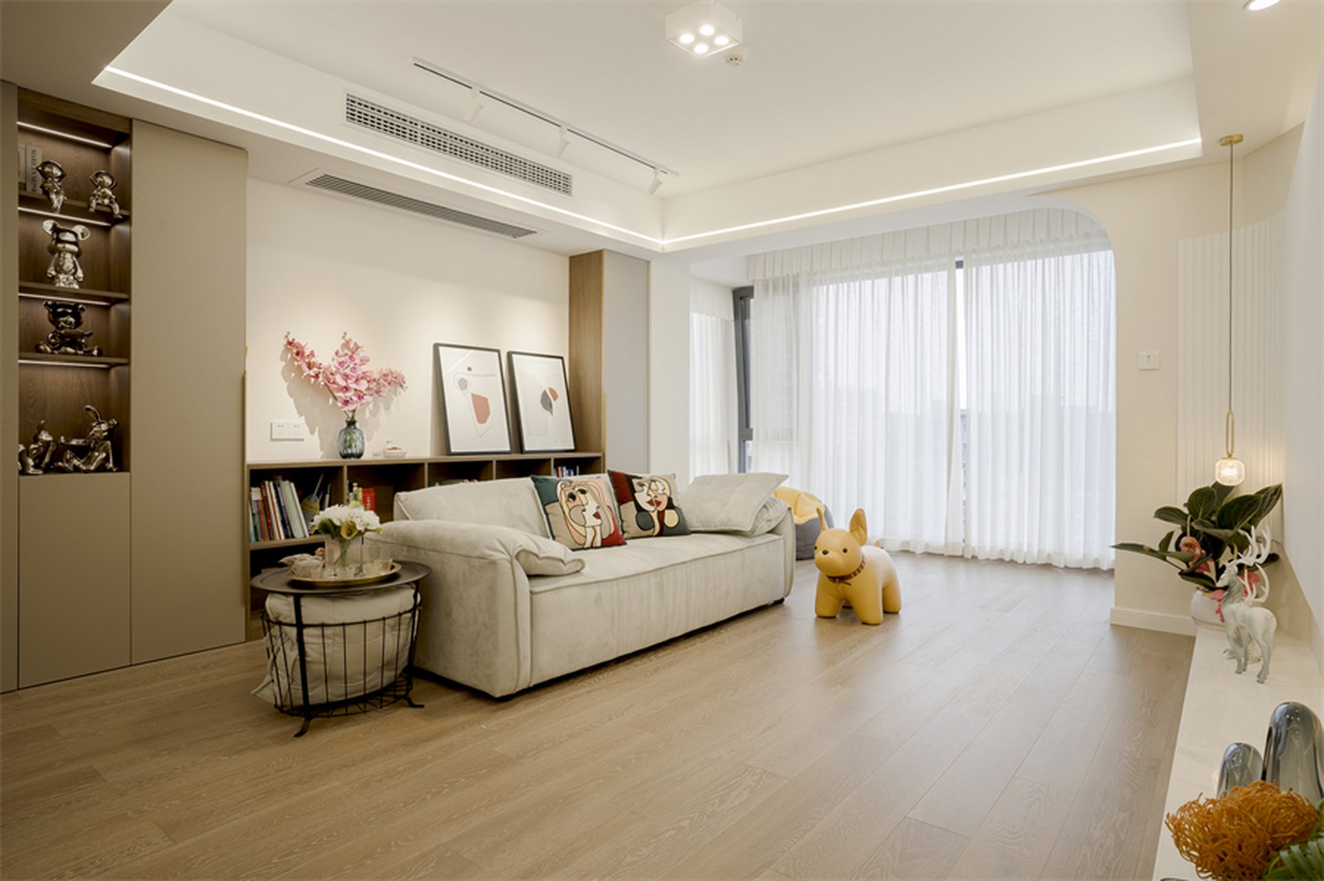 如果室内面积比较大,可以让踢脚线的颜色和门窗保持