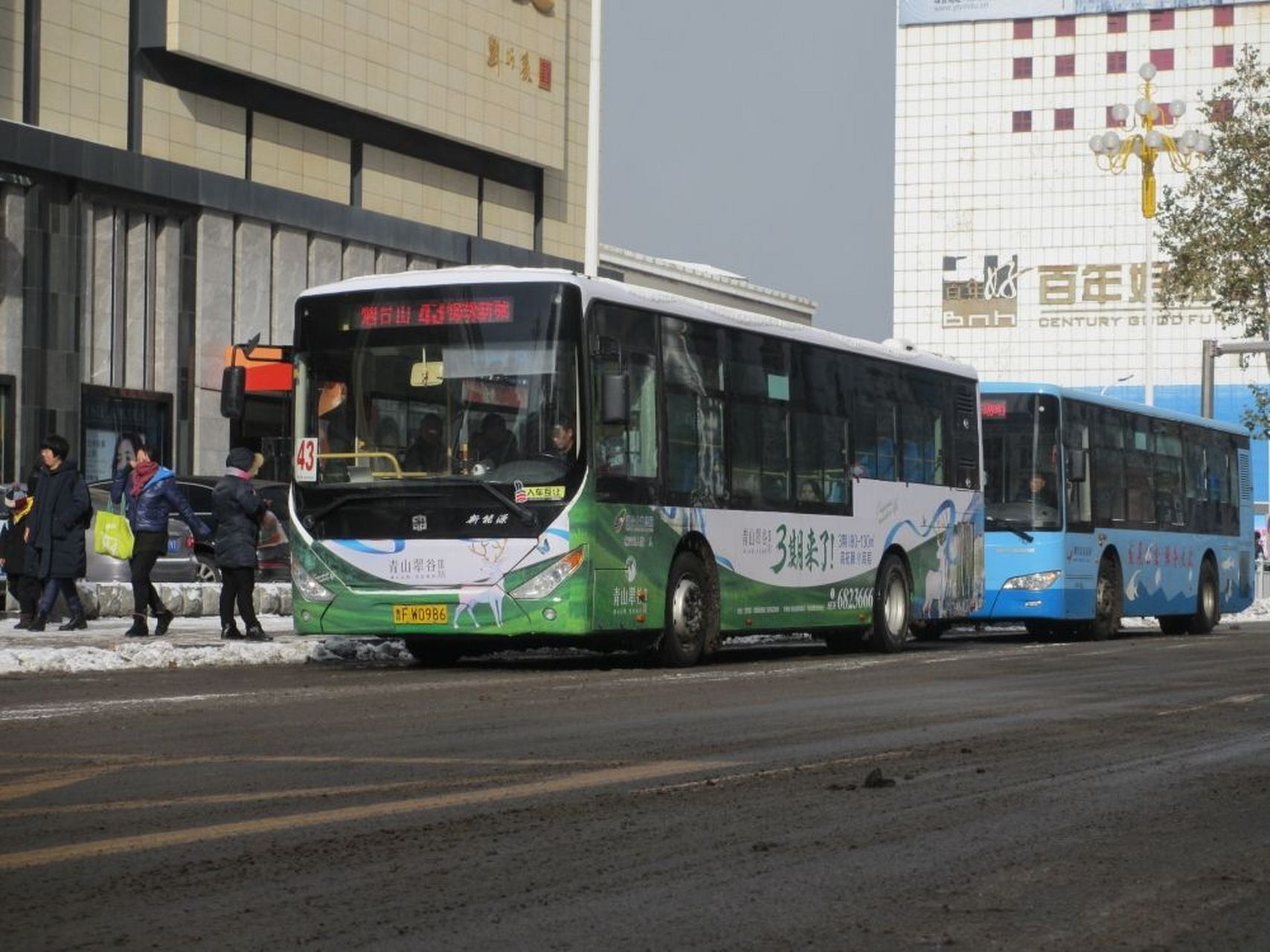 近日,我们烟台43路公交车的一名司机走红了,起因是一名80多岁架着双拐