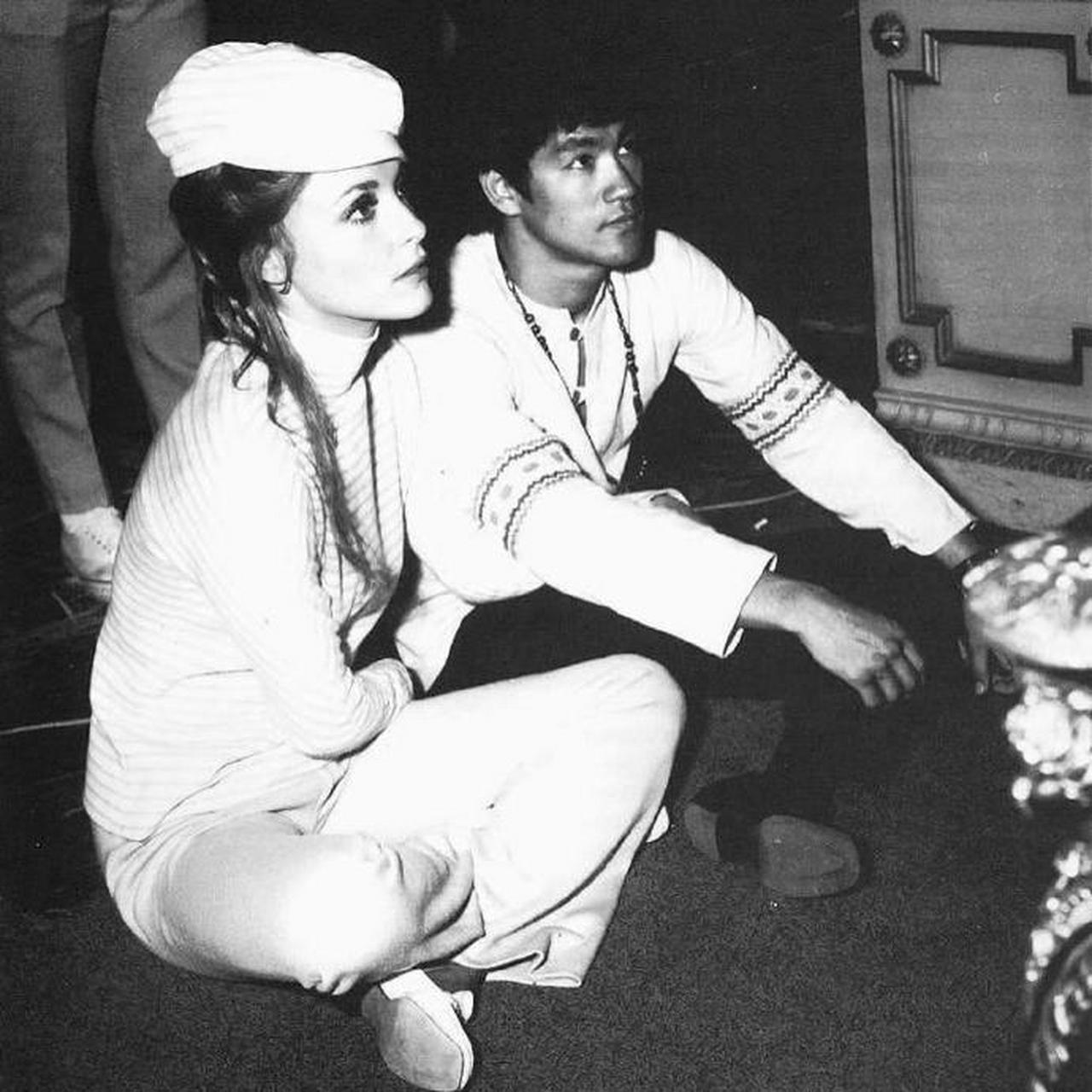 1968年,莎朗·塔特sharon tate和李小龙bruce lee在训练中休息