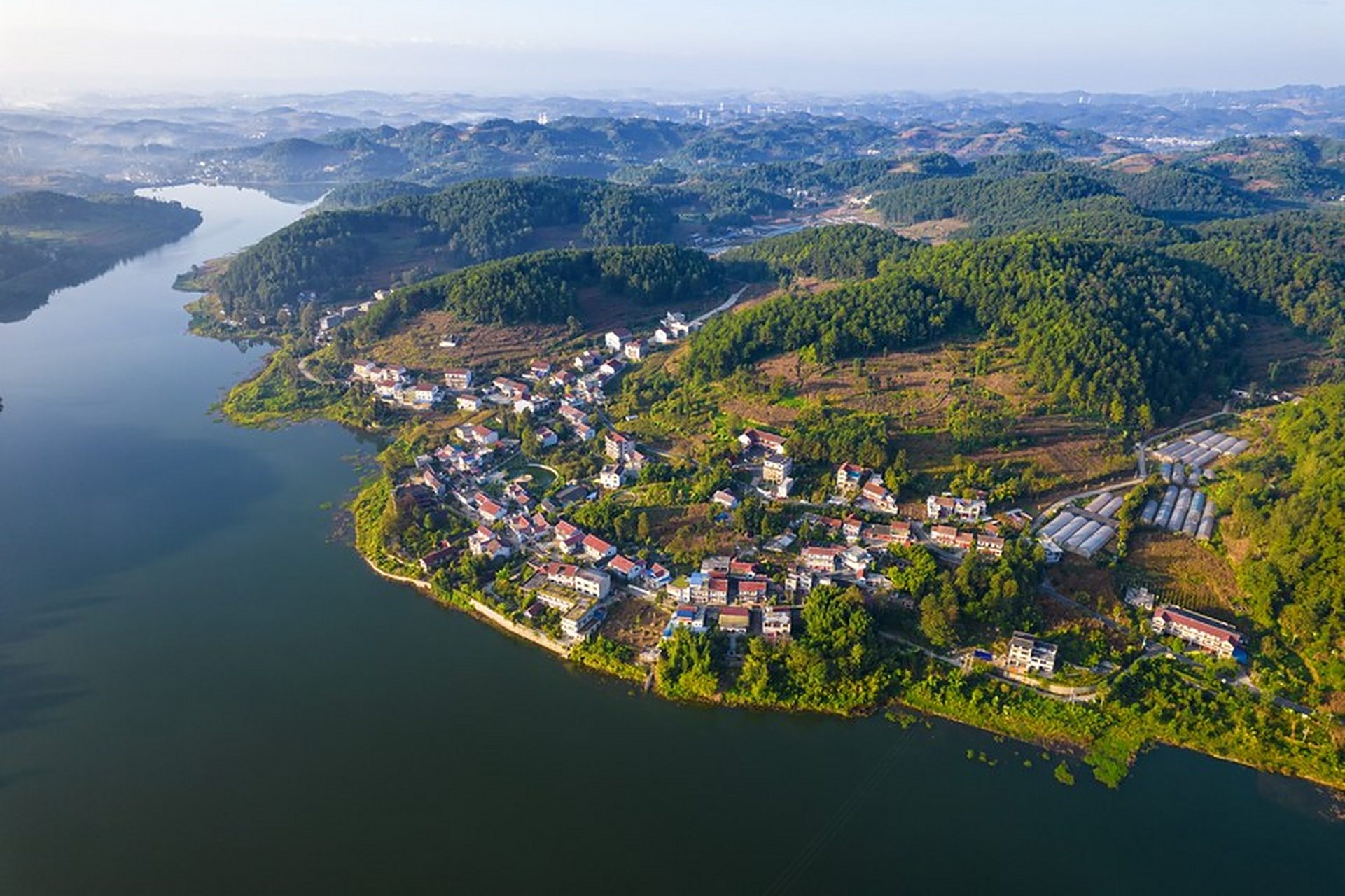 【贵州毕节:满族村寨风景如画】地处乌蒙山腹地的贵州省毕节市百里