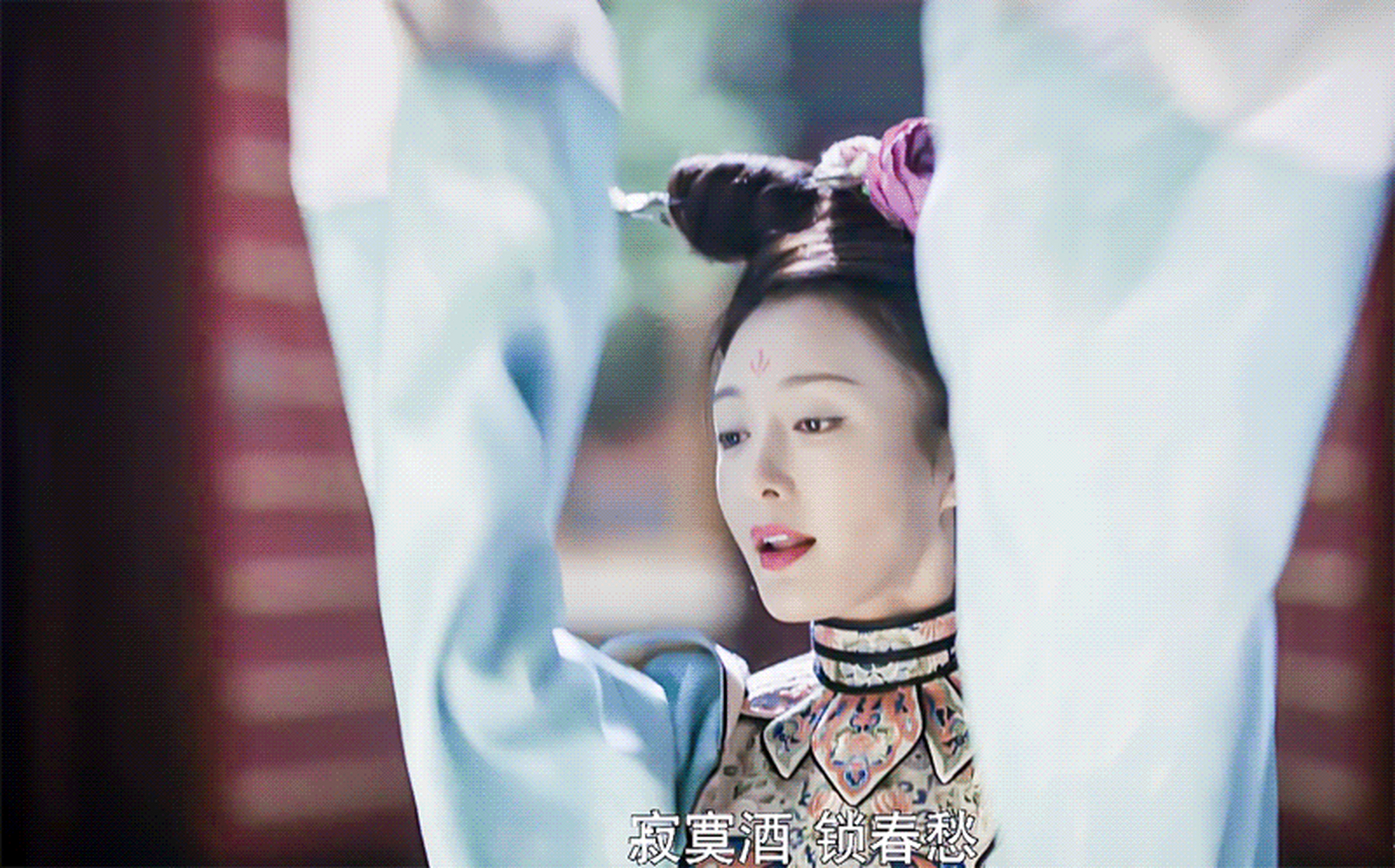 秦岚2001年出演个人首部电视剧《大唐情史》正式进入演艺圈.