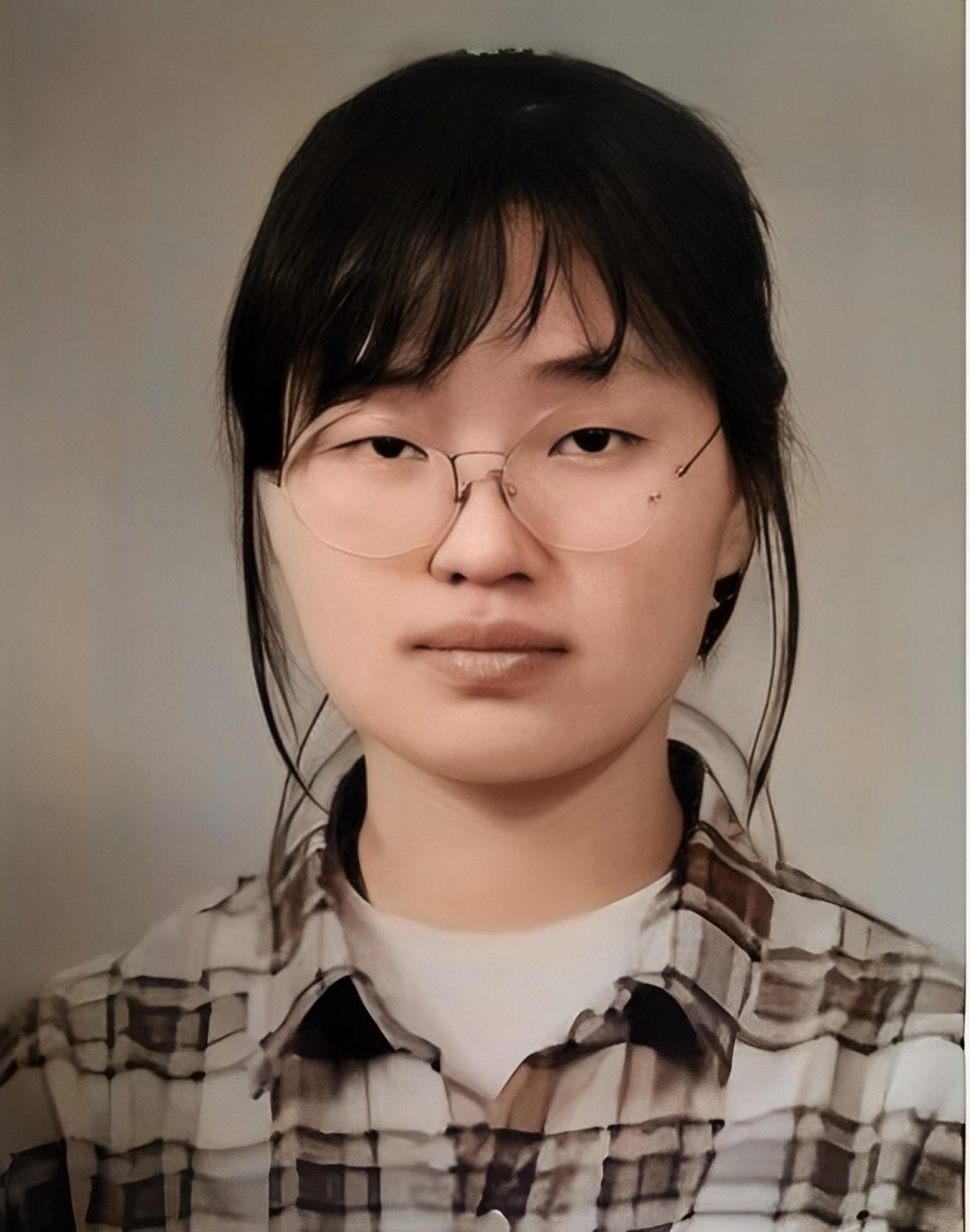 这是金建希总统夫人在韩国的早期照片.