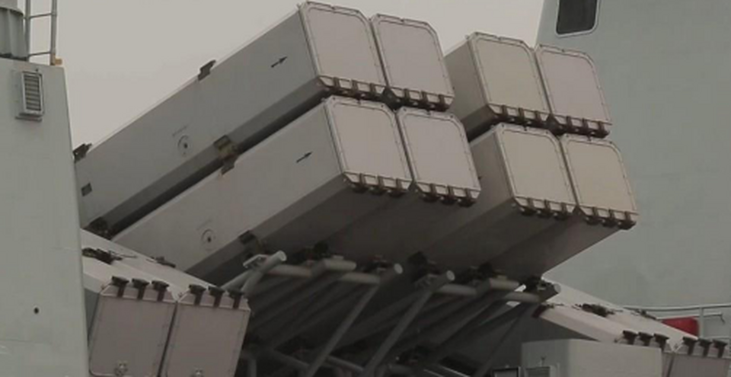 167深圳舰改进后亮相,公开射程500公里 在167深圳舰的舰中部,有4个4联