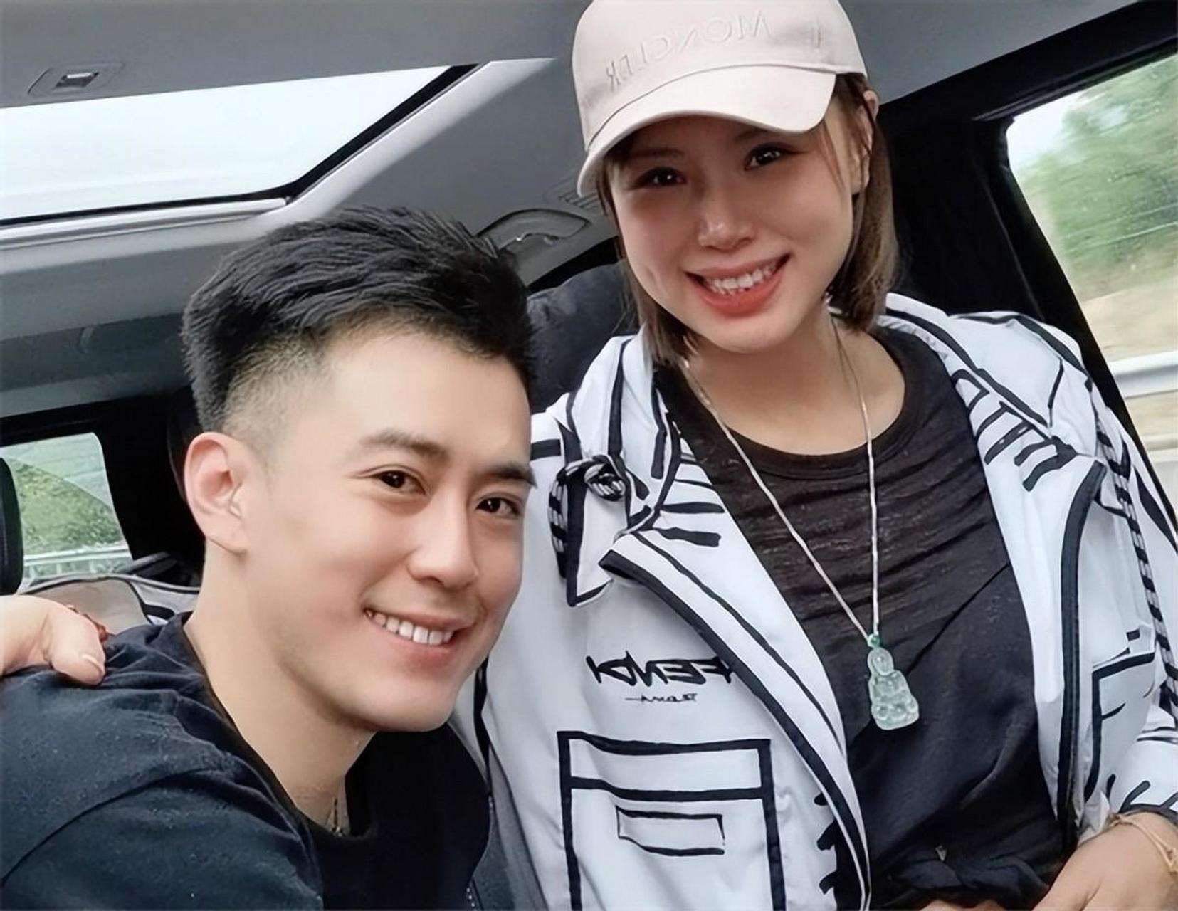 前中国女排队长曾春蕾,退役后嫁小4岁男友,如今一家三口很幸福.